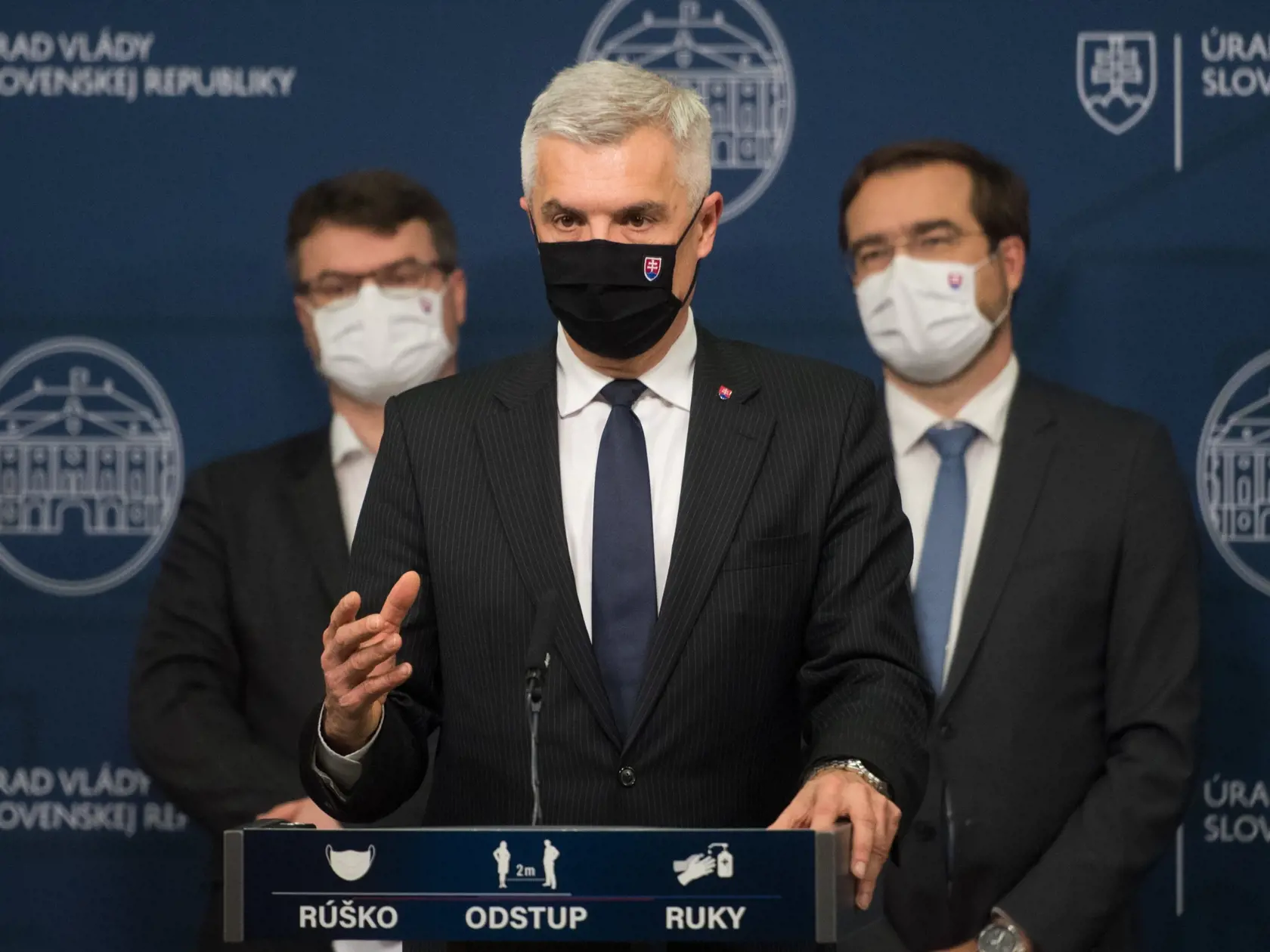Na snímke zľava podpredseda vlády SR Štefan Holý, minister zahraničných vecí a európskych záležitostí SR Ivan Korčok  a minister zdravotníctva SR Marek Krajčí počas tlačovej konferencie po ukončení 60. rokovania vlády SR 16. decembra 2020 v Bratislave. FOTO TASR -  Martin Baumann