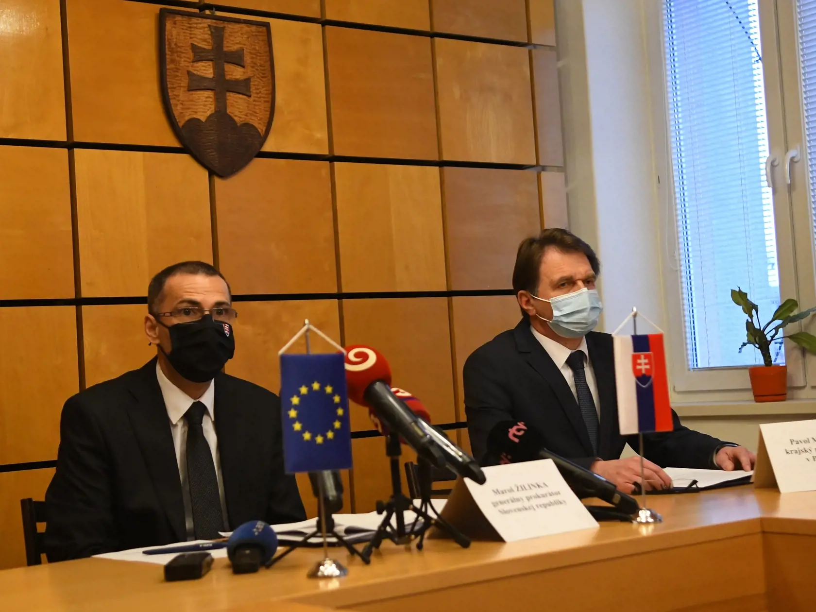 Brífing generálneho prokurátora SR k mimoriadnej udalosti v prešovskej väznici na Krajskej prokuratúre v Prešove dňa 30. decembra 2020. Na snímke vľavo generálny prokurátor SR Maroš Žilinka, vpravo krajský krokurátor v Prešove Pavol Matija. FOTO TASR – Milan Kapusta  


