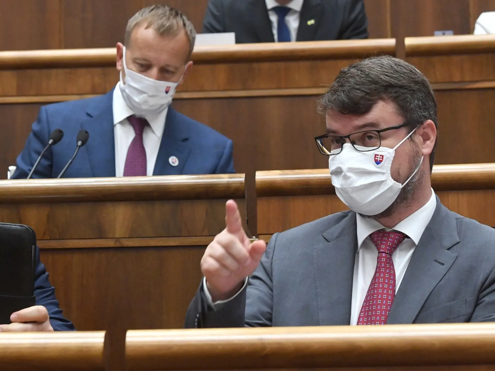 Na snímke zľava predseda vlády SR Igor Matovič (OĽaNO), predseda NR SR  Boris Kollár (Sme rodina), poslanec NR SR Marián Viskupič (SaS) a  podpredseda vlády pre legislatívu a strategické plánovanie Štefan Holý (Sme rodina)  pred mimoriadnou schôdzou NR SR k  odvolávaniu premiéra Igora Matoviča 23. júla 2020 v Bratislave. Poslancom sa na prvýkrát nepodarilo otvoriť mimoriadnu schôdzu k odvolávaniu premiéra Igora Matoviča (OĽaNO). Plénum nebolo uznášania schopné. Predseda Národnej rady (NR) SR Bor