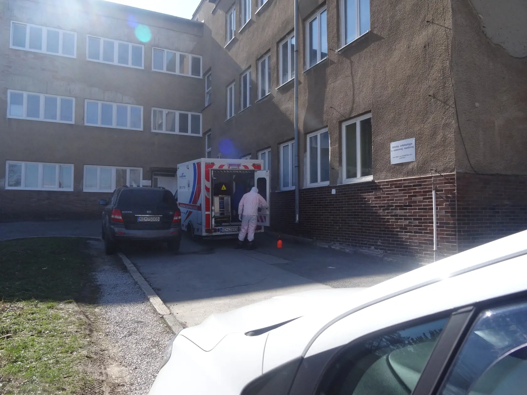 Klinika infektológie a cestovnej medicíny - dezinfekcia vozidla ZZS.