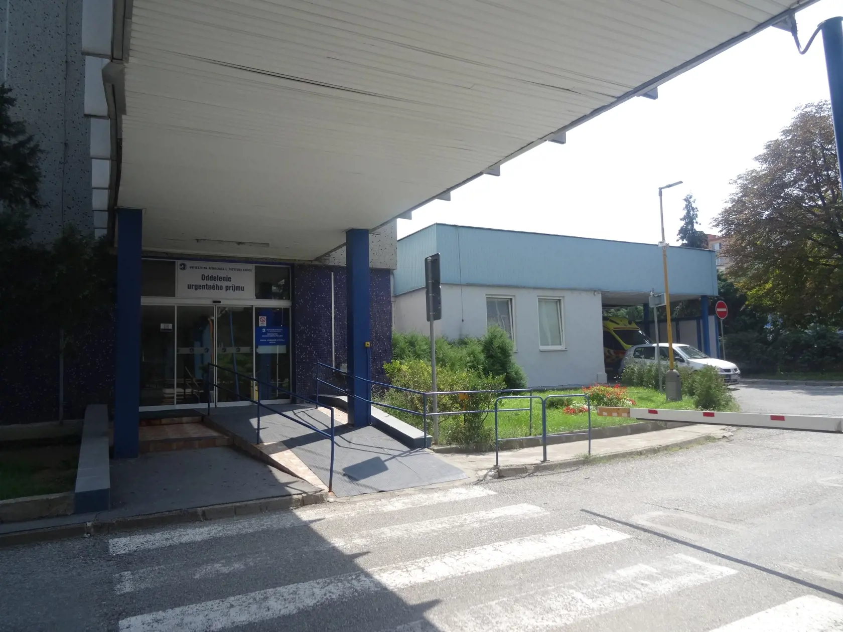 Na nebezpečnú chodbu majú prístup aj pacienti z urgentného príjmu.