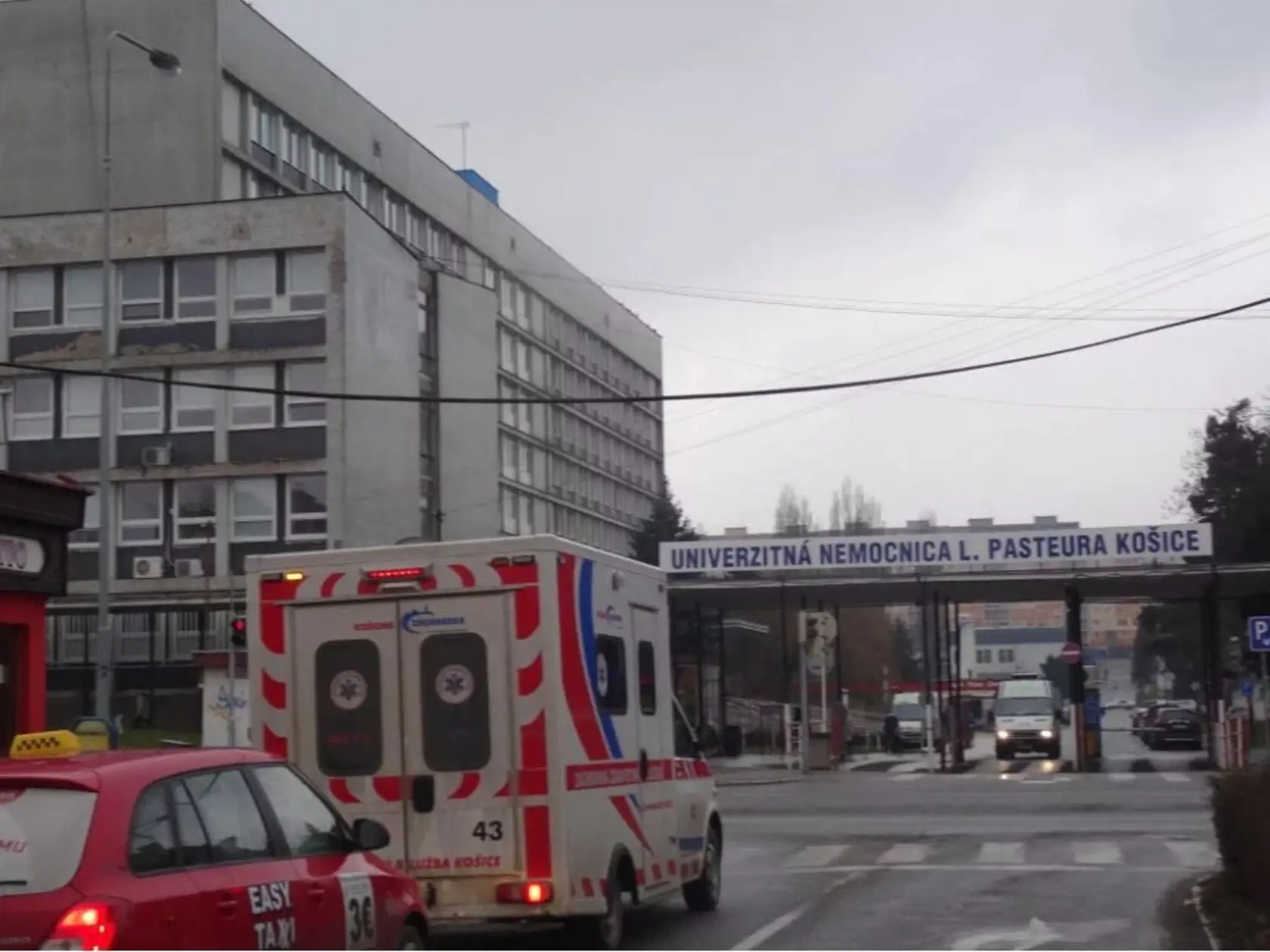 Nemocnica funguje v mimoriadnom režime. Platní množstvo nariadení a opatrení.