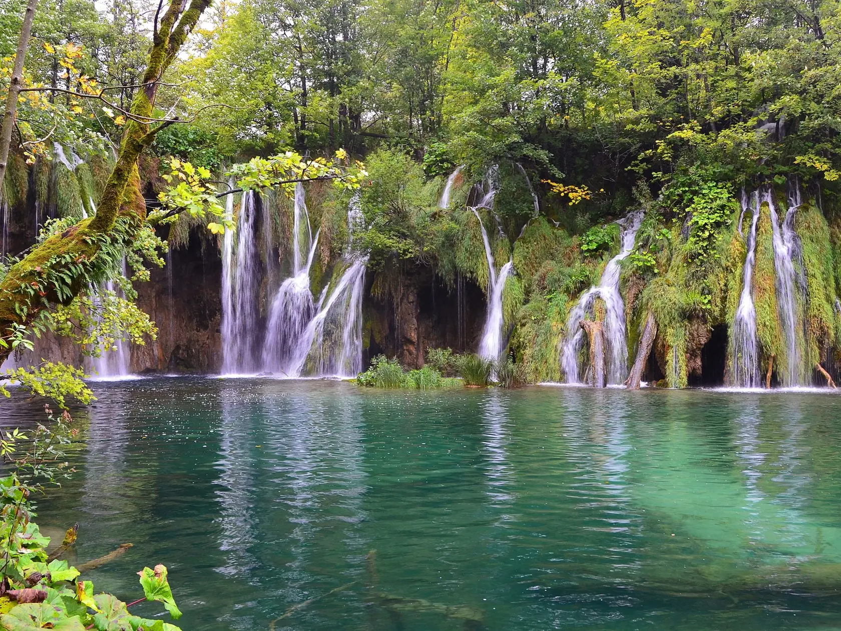Plitvice sa môžu pýšiť mnohými vodopádmi.