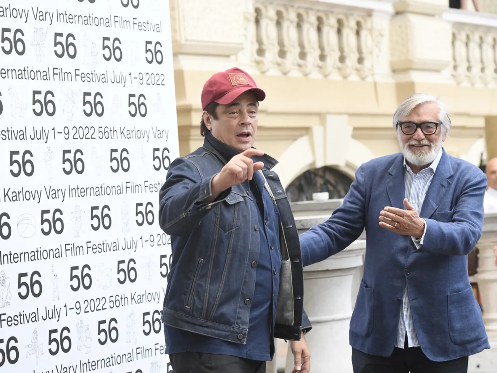 Jiří Bartoška v Karlových Varoch 2022 svojou charizmou zatienil hlavnú hviezdu festivalu Benicia del Toro.