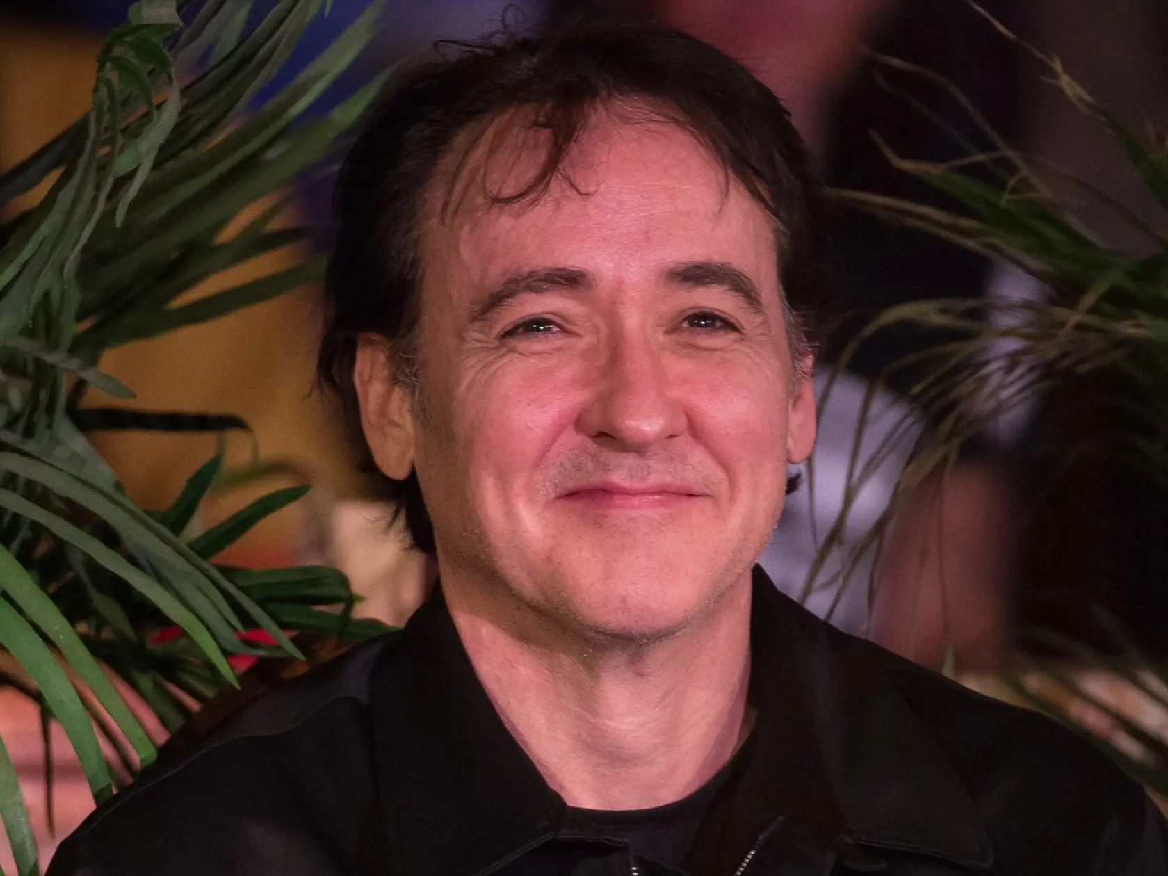John Cusack tiež pomaly starne. S výberom tej pravej by už nemal dlho váhať.