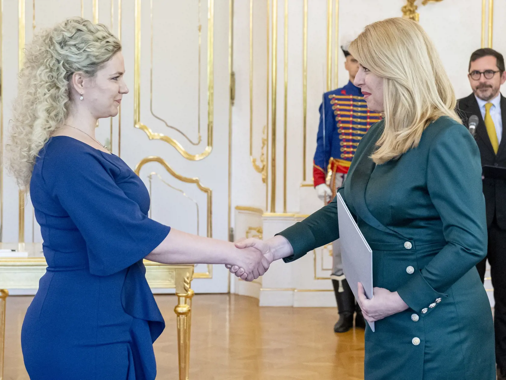 Prezidentka SR Zuzana Čaputová (vpravo) vymenovala sudcov všeobecných súdov v Bratislave 1. júna 2023. Na snímke vľavo si menovací dekrét prevzala Ingrida Hudecová - Správny súd Bratislava.