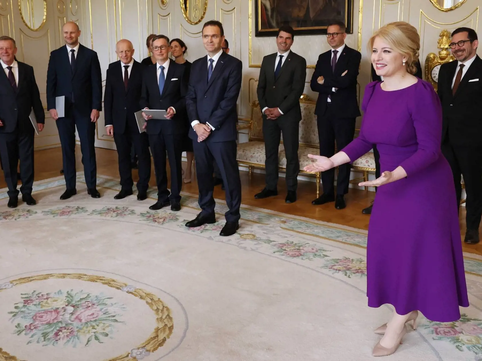 Na vymenovaní úradníckej vlády v Prezidentskom paláci si Čaputová k purpurovým šatám s naberanými rukávmi si zvolila krémové lodičky a ako účes elegantný drdol.