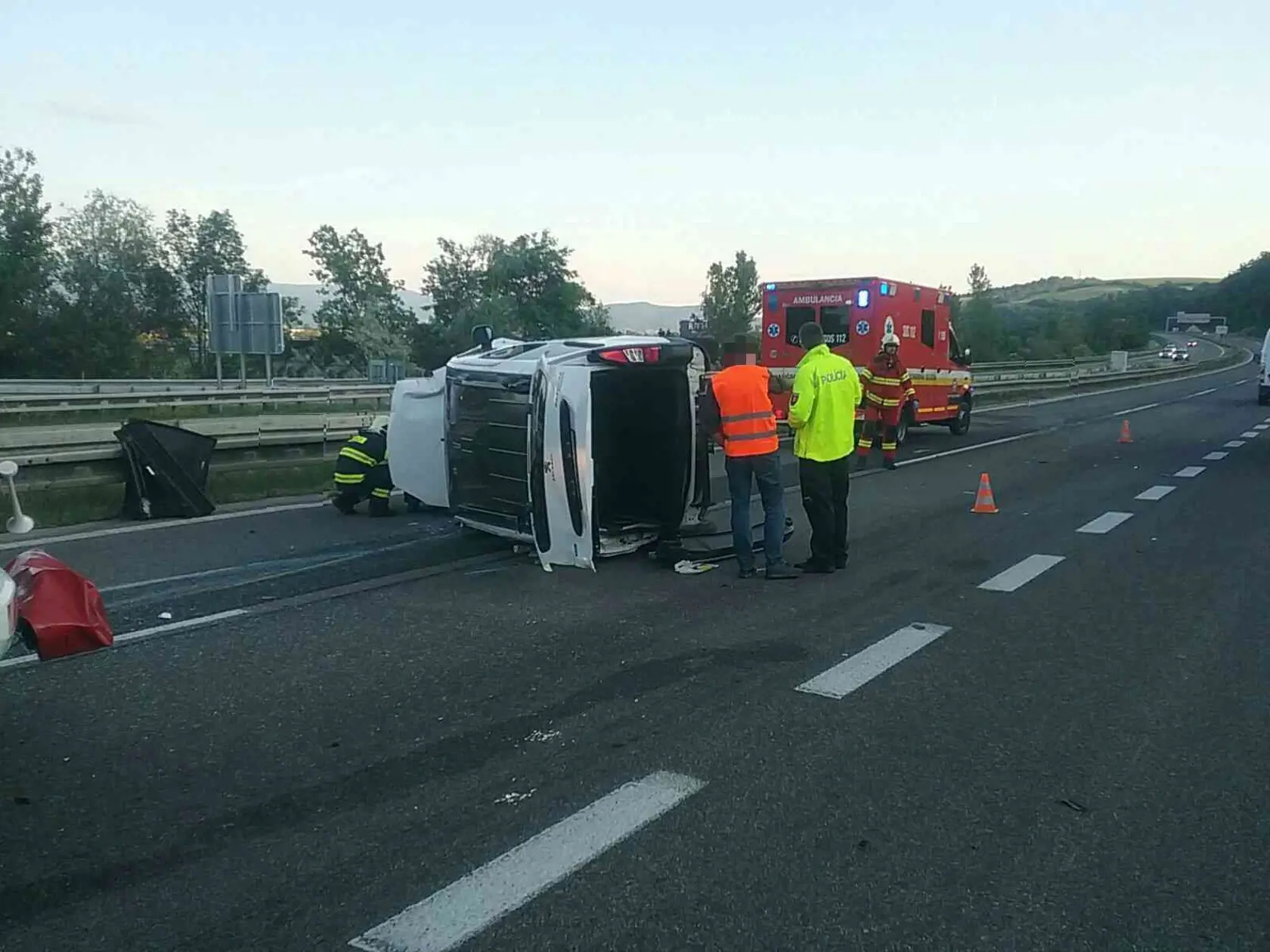 Na snímke záchranné zložky zasahujú po zrážke dvoch osobných áut na diaľnici D1 v katastri Trenčína v smere na Bratislavu vo štvrtok 15. júna 2023.