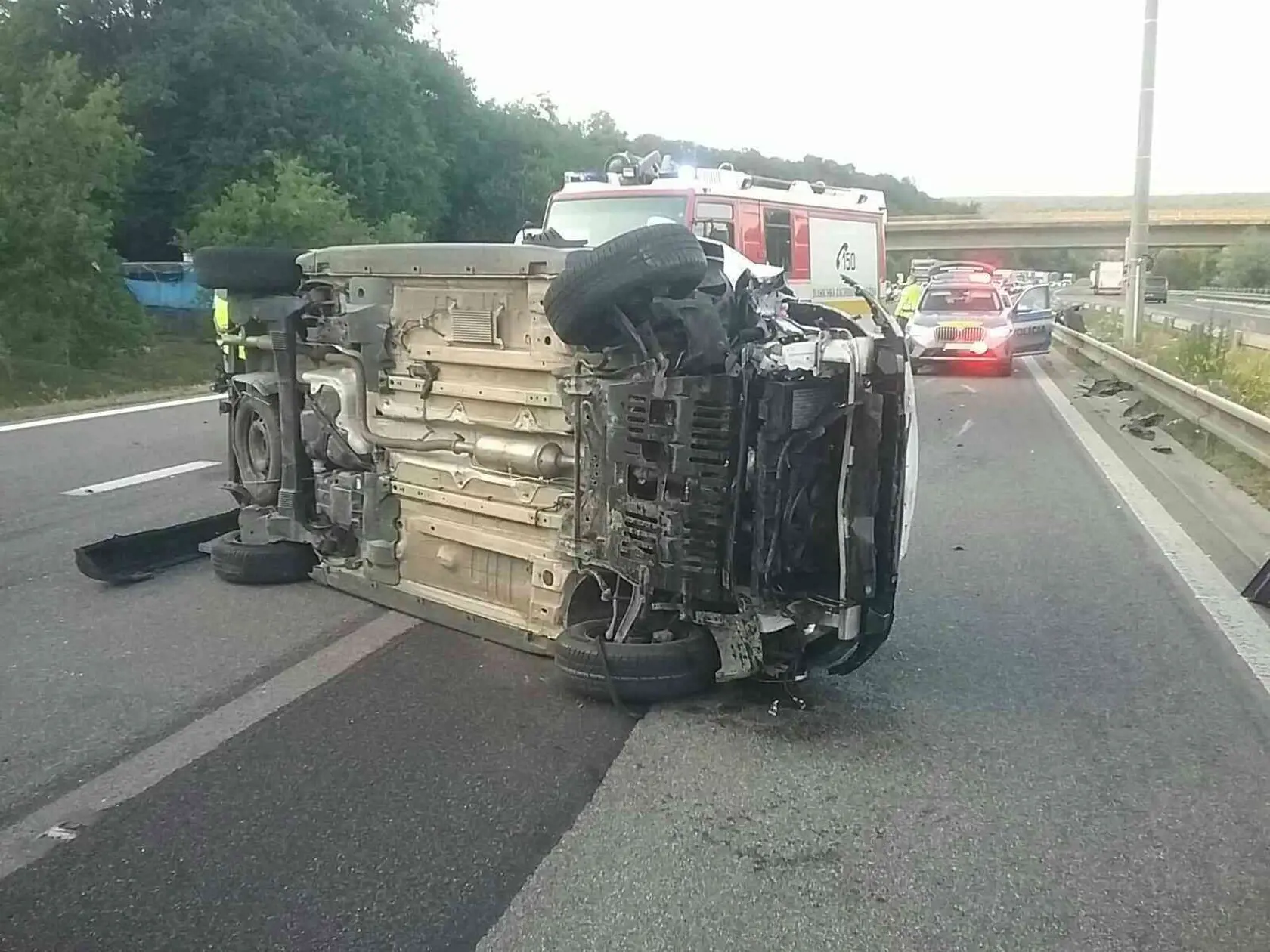 Na snímke prevrátené auto po nehode na diaľnici D1 v katastri Trenčína v smere na Bratislavu vo štvrtok 15. júna 2023.