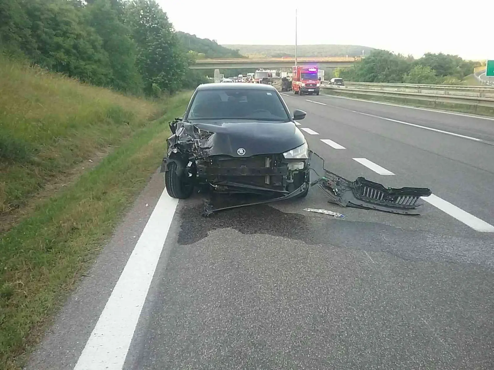 Na snímke jedno z dvoch osobných áut, ktoré sa zrazili na diaľnici D1 v katastri Trenčína v smere na Bratislavu vo štvrtok 15. júna 2023.