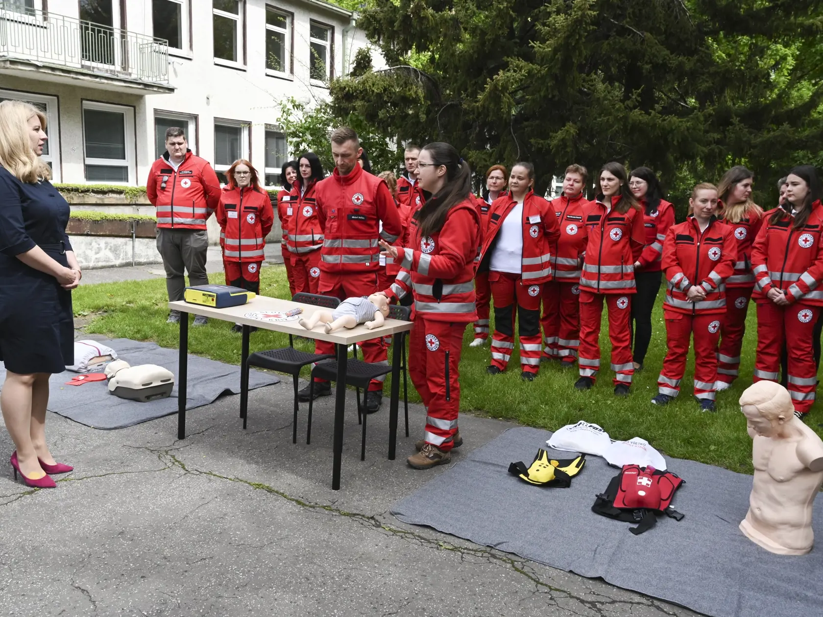 Na snímke vľavo prezidentka SR Zuzana Čaputová počas návštevy pobočky Slovenského Červeného kríža (SČK) 3. mája 2023 v Bratislave.