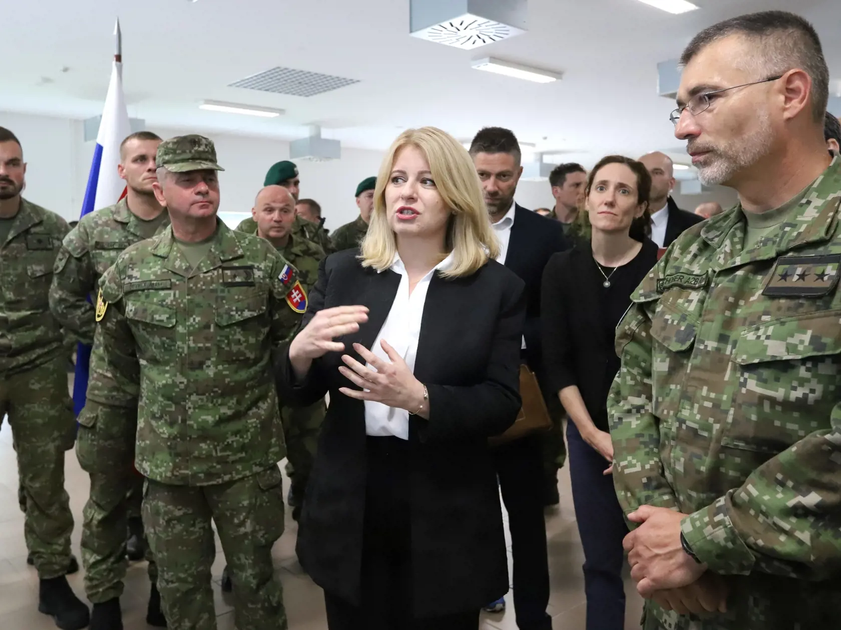 Na snímke prezidentka SR Zuzana Čaputová počas stretnutia s vojakmi v rámci návštevy v Centre výcviku Lešť v okrese Zvolen 7. júna 2023.