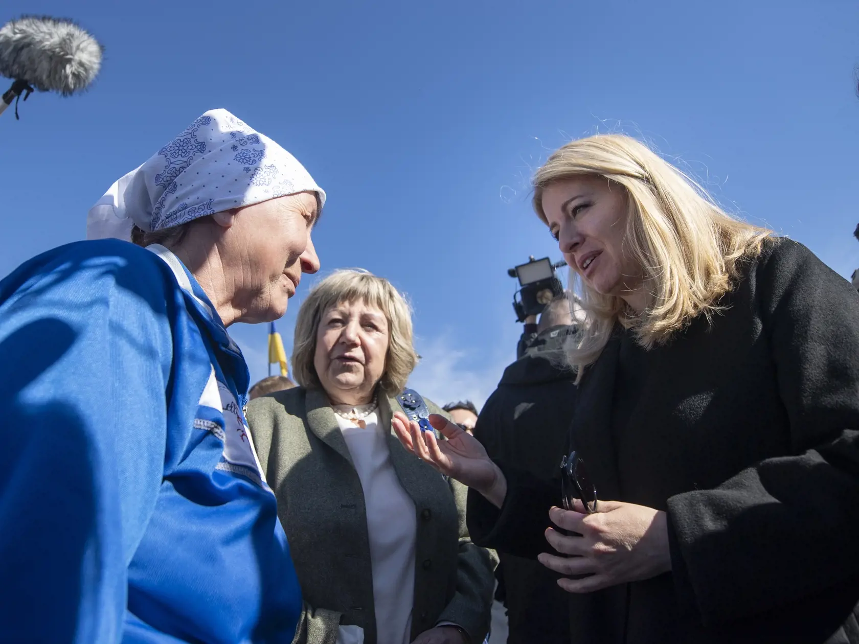 Prezidentka SR Zuzana Čaputová spolu s českým prezidentom Petrom Pavlom pricestovali na návštevu Ukrajiny. Prezidentka SR Zuzana Čaputová (vpravo) navštívila zbombardovanú obec Novoselivka, kde zriadili modulárne mestečko 29. apríla 2023.