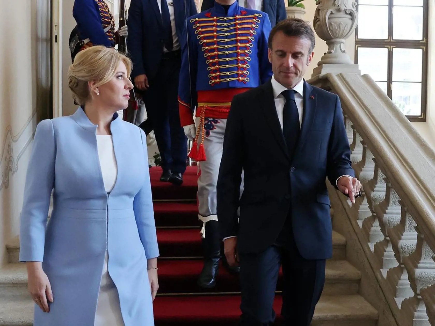 Prezidentka Zuzana Čaputová (49) v stredu privítala v Prezidentskom paláci francúzskeho prezidenta Emmanuela Macrona (45), ktorý pricestoval na oficiálnu dvojdňovú návštevu Slovenska. Očarila ho v outfite, ktorý si hlava štátu necháva len na špeciálne príležitosti.