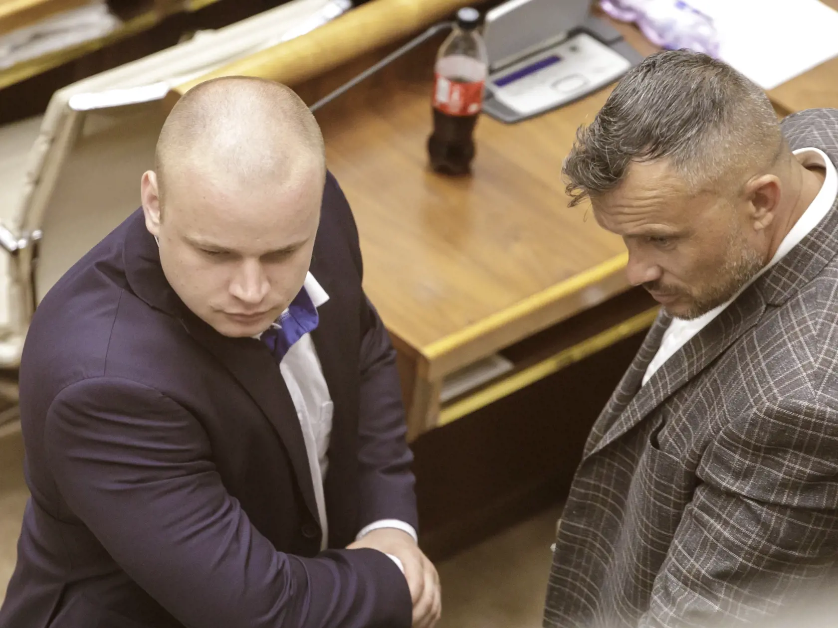 Úrad verejného zdravotníctva (ÚVZ) SR by mohol pri tvorbe protipandemických opatrení prihliadať na digitálny COVID preukaz. Ten informuje, či osoba bola zaočkovaná proti ochoreniu COVID-19, negatívne testovaná alebo ochorenie prekonala. Vyplýva to z novely zákona o ochrane, podpore a rozvoji verejného zdravia, ktorú poslanci v sobotnom hlasovaní posunuli do druhého čítania. Parlament o právnej norme rokuje v skrátenom legislatívnom konaní. Na snímke zľava nezaradení poslanci NR SR Milan Mazurek 