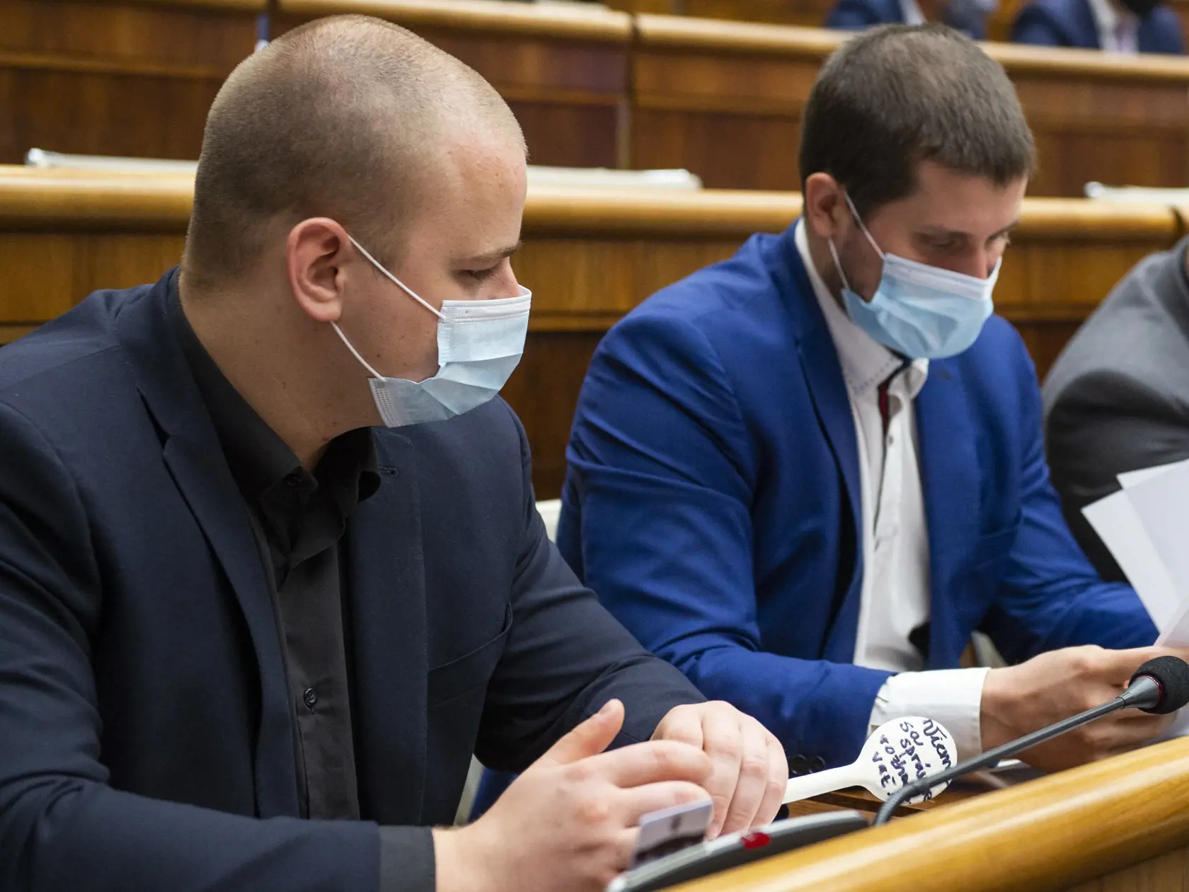 Na snímke poslanci NR SR zľava Milan Mazurek a Martin Beluský  (obaja ĽSNS) počas rokovania 12. schôdze parlamentu v utorok 29. septembra 2020 v Bratislave. FOTO TASR - Jakub Kotian