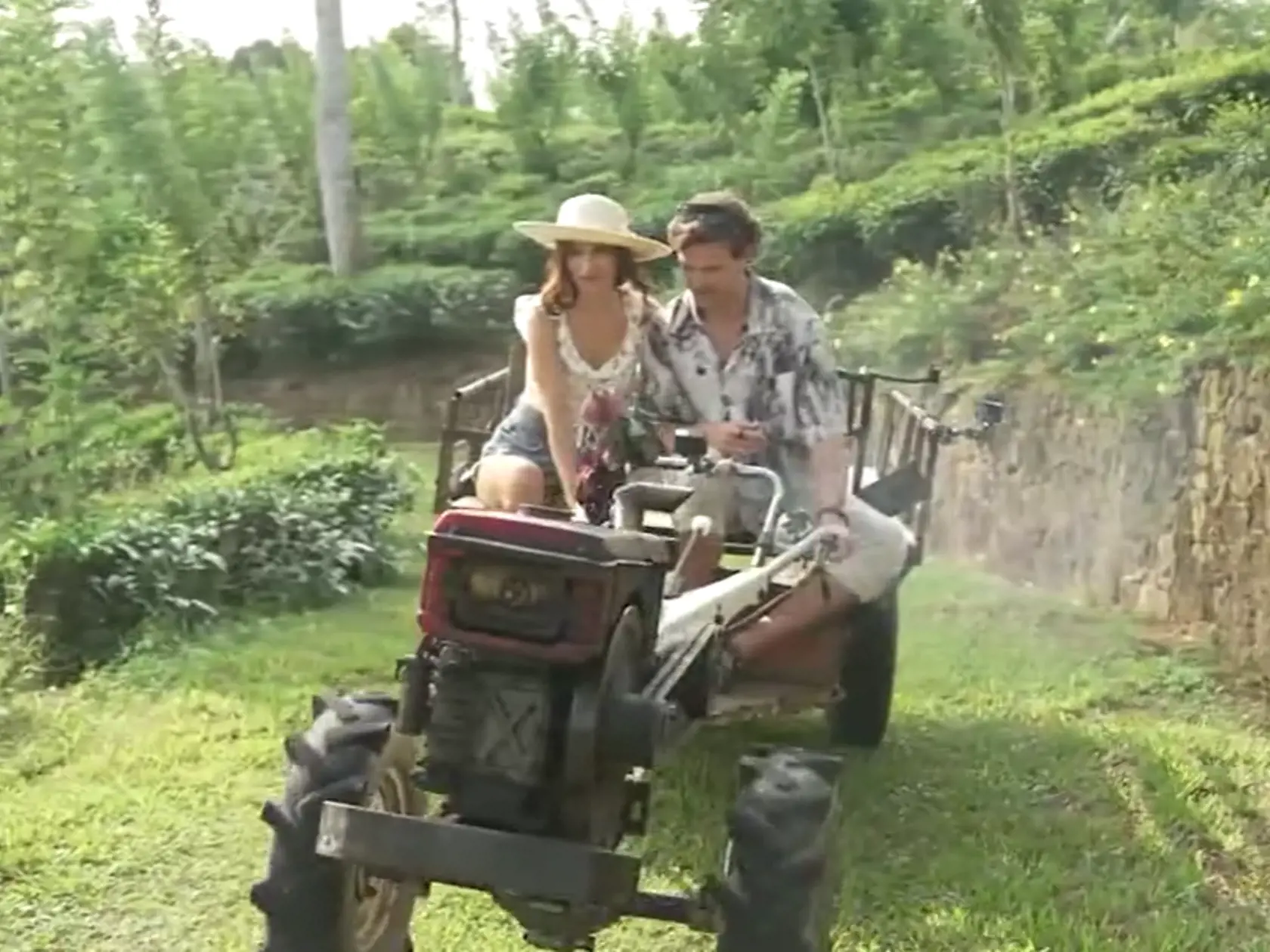 Anet si myslela, že na ňu bude čakať vrtuľník... Prišiel traktor.