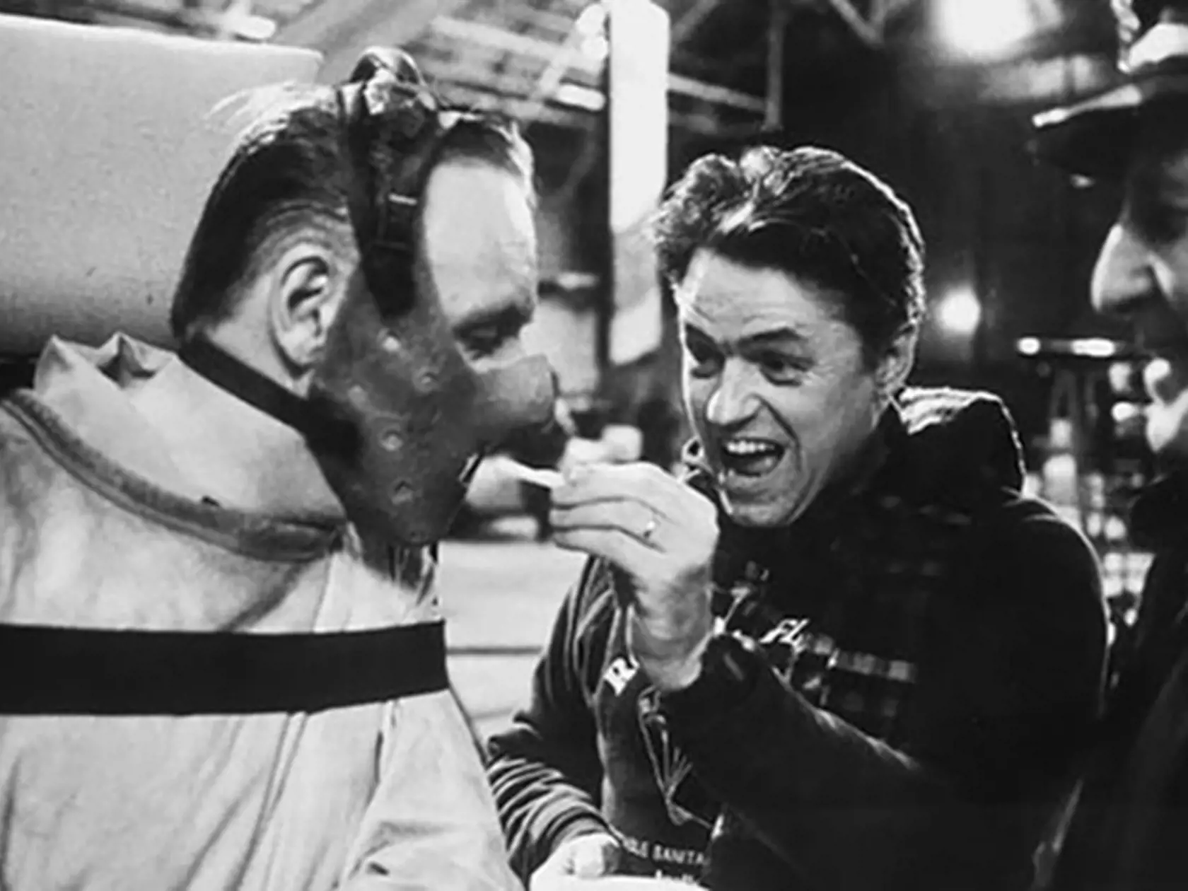 Aj sérioví vrahovia majú hlad! Na fotografii je waleský herec Anthony Hopkins vo filme Mlčanie jahniat (1991), ktorého práve kŕmia hranolkami.