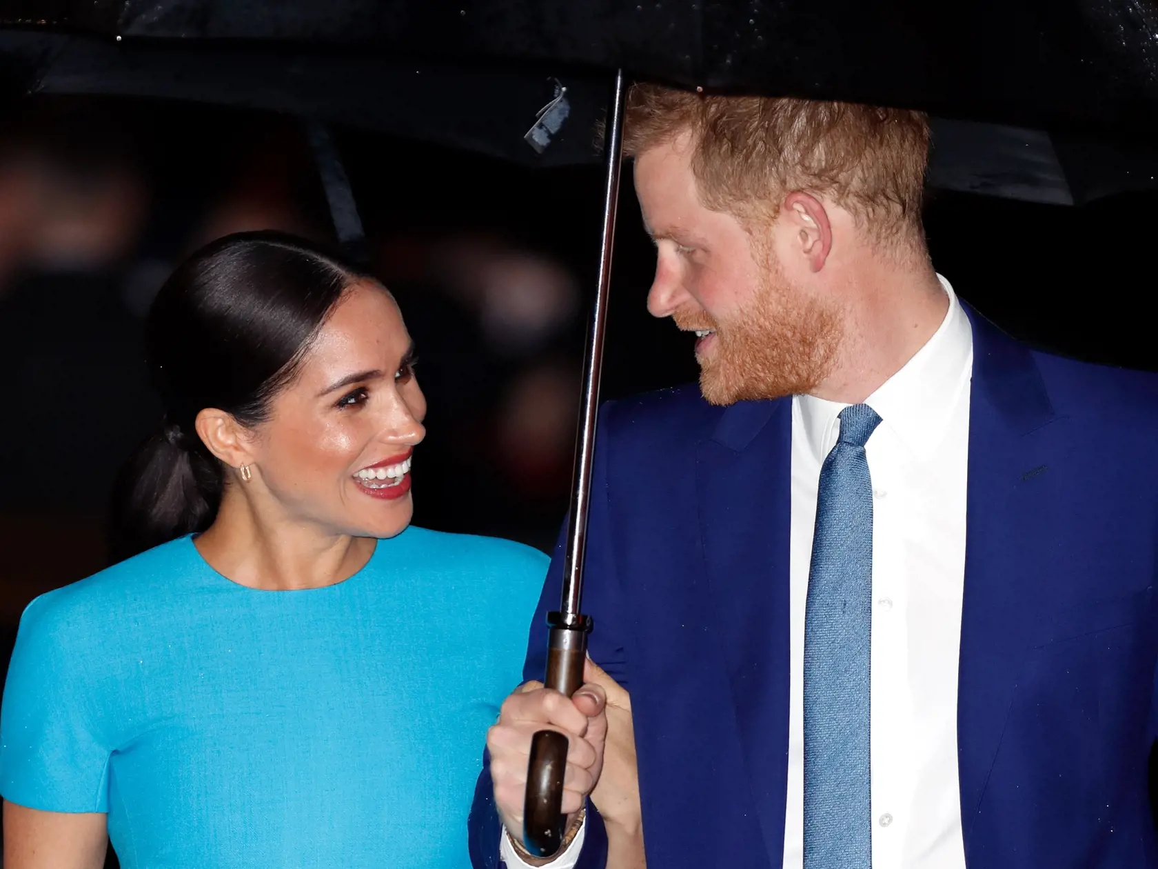 Vojvodkyňa Meghan dorazila po boku Harryho do Londýna.