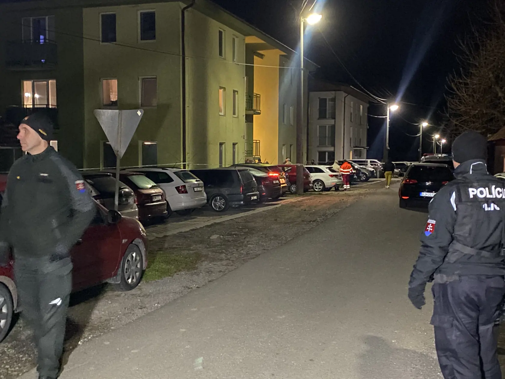 Ulica hrôzy. V Rokytove pri Bardejove, v prvom bytovom dome vľavo na fotografii, na prízemí, policajt zastrelil iba mesačné bábätko a potom zbraň obrátil proti sebe