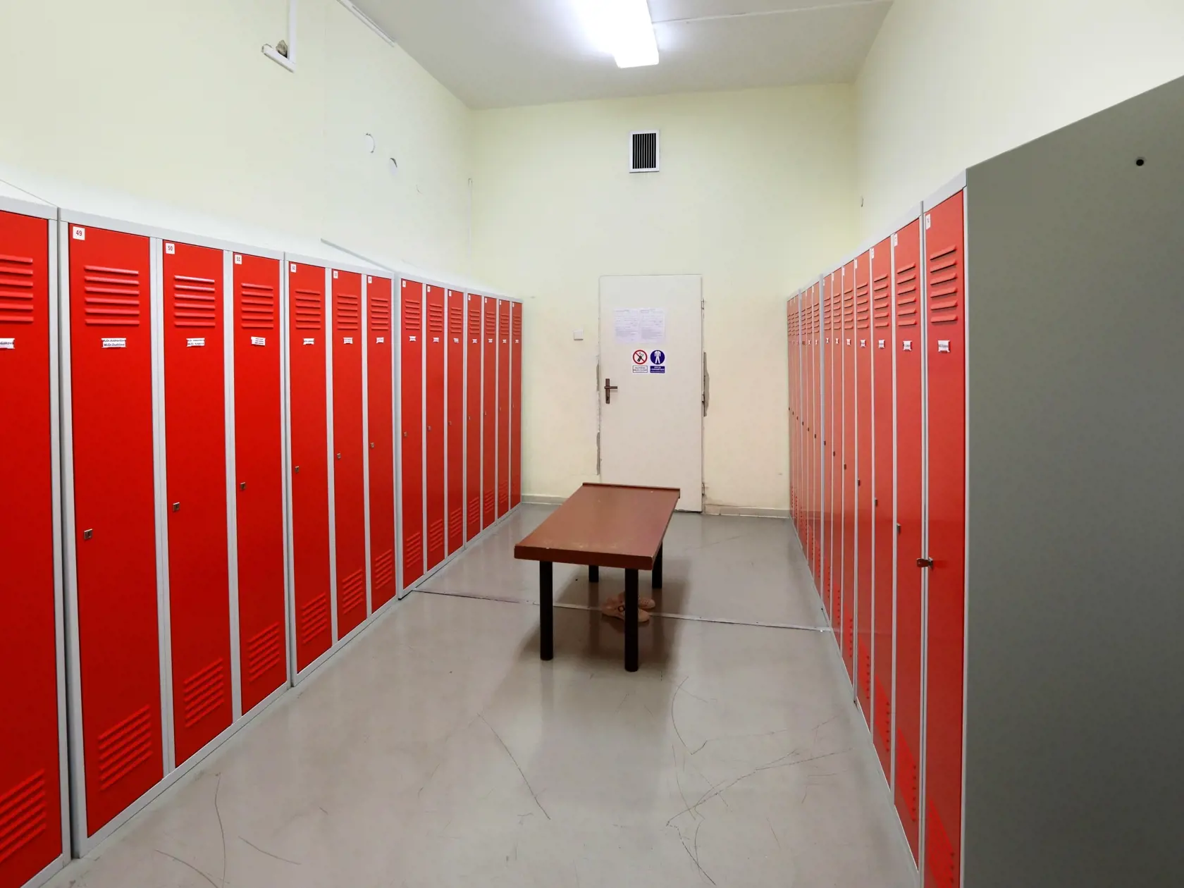 Vedenie tvrdí, že v operačnom trakte sú zamestnancom k dispozícií zrekonštruované šatne so sprchami a dennou miestnosťou.