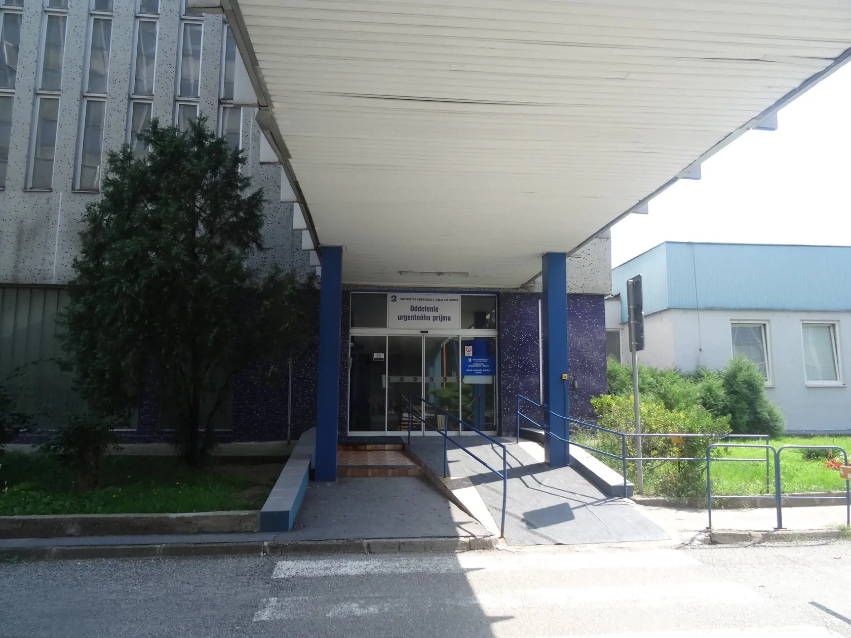 Na nebezpečnú chodbu majú prístup aj pacienti z urgentného príjmu.