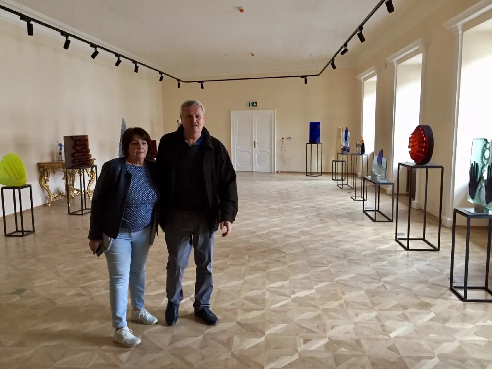 Vo svojom 800-ročnom zámku s veľkým nadšením inštaloval Šimák aj medzinárodnú galériu umeleckého skla európskeho významu.