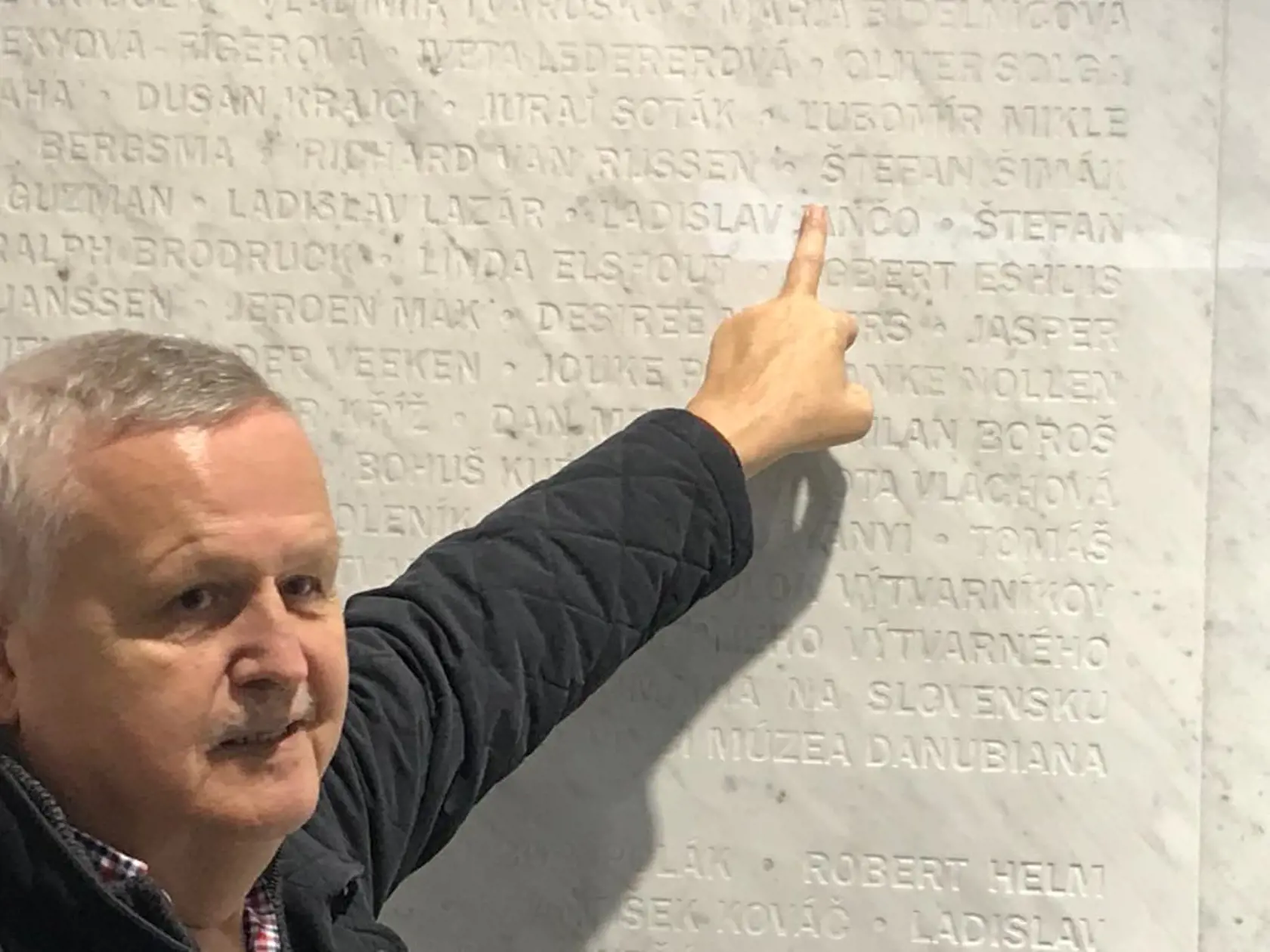 Miloval a aj podporoval umenie. Jeho meno je vytesané na tabuli cti v múzeu moderného umenia  Danubiana.