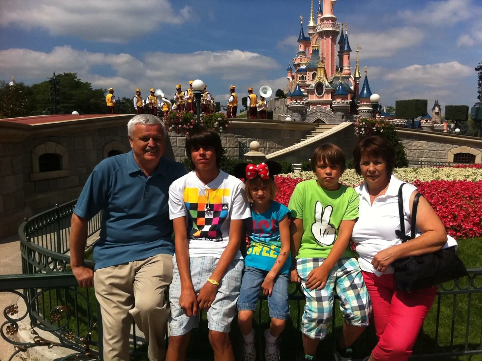 S manželkou a vnúčatami Jakubom, Natáliou a Oliverom v Disneylande v Paríži.