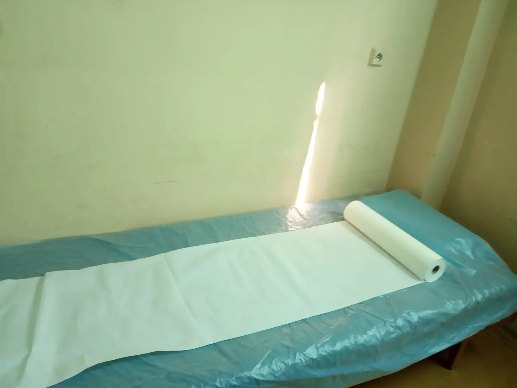 Nemocničné lôžko? Váľanda, zakrytá igelitom. Ťažko sa dá vydezinfikovať.