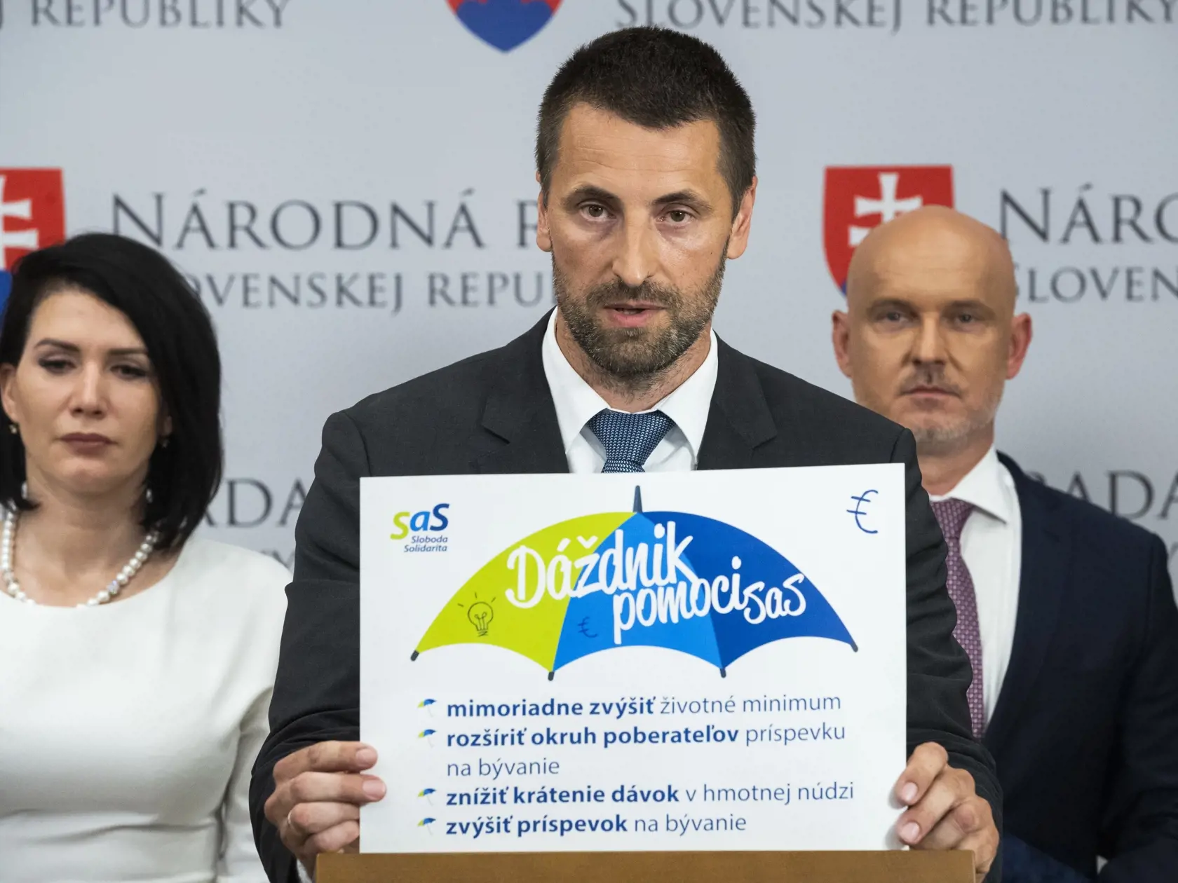 Na snímke zľava poslankyňa NR SR a predsedníčka Výboru Národnej rady Slovenskej republiky (NR SR) pre zdravotníctvo Jana Bittó Cigániková, poslanec NR SR a predseda Výboru NR SR pre financie a rozpočet Marián Viskupič a minister školstva, vedy, výskumu a športu SR Branislav Gröhling počas tlačovej konferencie SaS na tému: Prichádzame s návrhmi, čo s ušetrenými financiami, ak nebude prelomené veto počas 66. schôdze NRSR v Bratislave 21. júna 2022. FOTO TASR - Jaroslav Novák