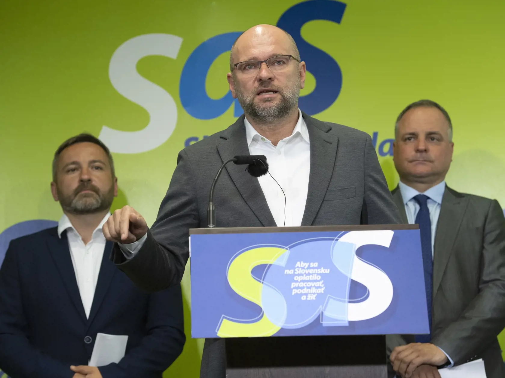 Na snímke v popredí predseda SaS Richard Sulík, predseda Bratislavského samosprávneho kraja Juraj Droba (vpravo) a kandidát na primátora mesta Martin Michal Uherčík (vľavo) počas tlačovej konferencie strany Sloboda a Solidarita na tému: Posledná výzva pre poslancov od zástupcov samospráv za SaS 20. júna 2022 v Bratislave. FOTO TASR - Pavel Neubauer




