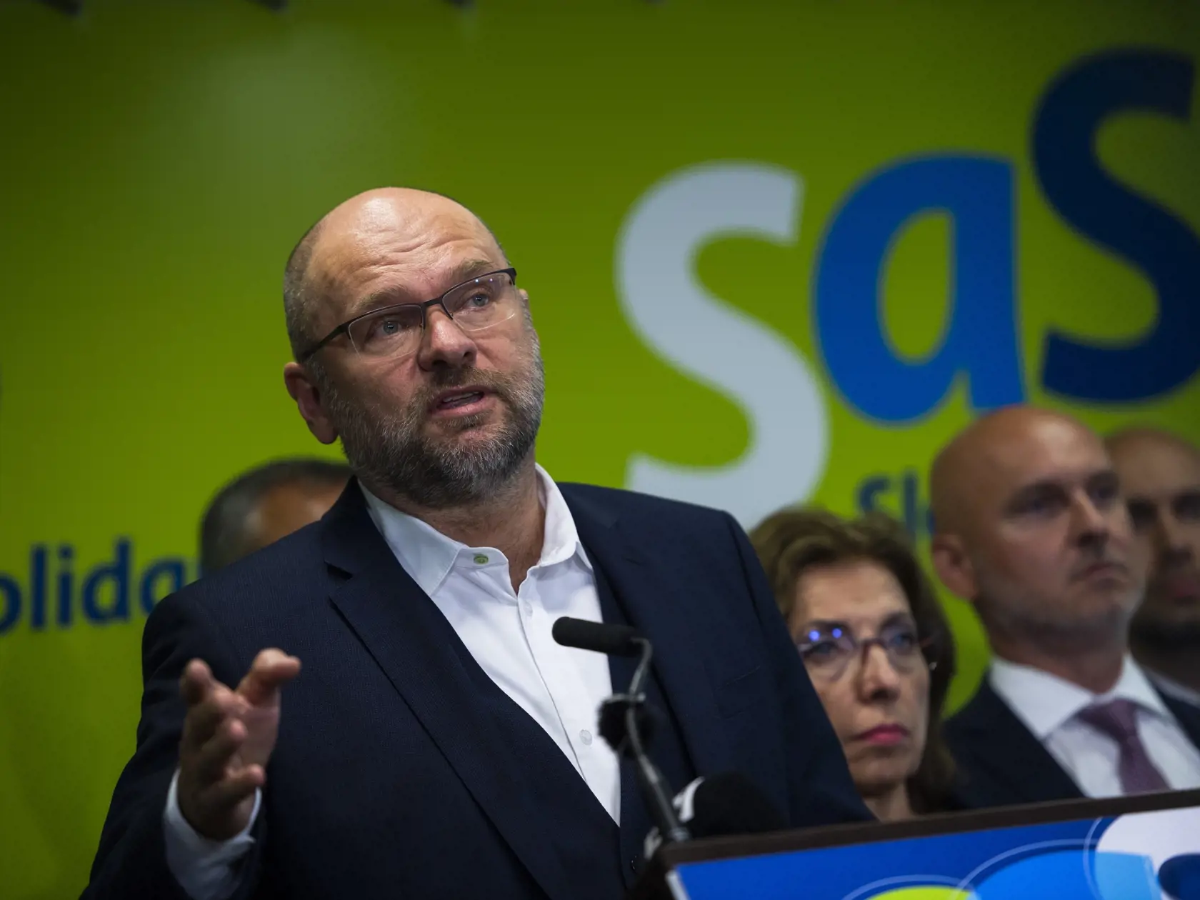 Na snímke vľavo minister hospodárstva SR a predseda SaS Richard Sulík počas tlačovej konferencie strany k stanovisku SaS po mimoriadnom zasadnutí republikovej rady a poslaneckého klubu v Bratislave 6. júla 2022. Strana SaS vypovedá koaličnú zmluvu. Od premiéra Eduarda Hegera (OĽANO) očakáva vypracovanie novej, ktorá bude reflektovať na aktuálne politické reálie a z ktorej vyplynie, že minister financií Igor Matovič (OĽANO) nebude členom vlády. Ak k tomu nedôjde do konca augusta, ministri SaS pod
