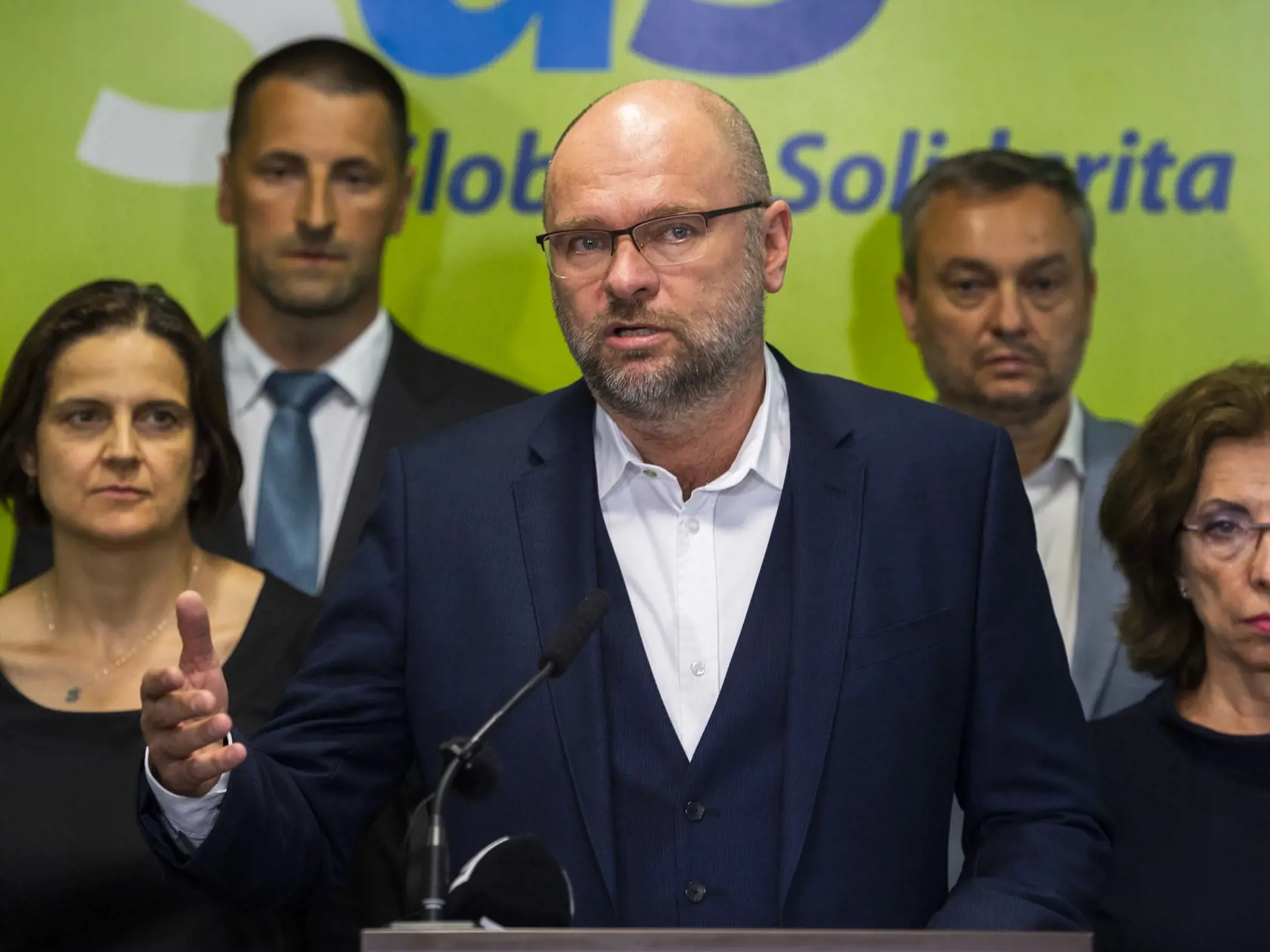 Na snímke uprostred minister hospodárstva SR a predseda SaS Richard Sulík počas tlačovej konferencie strany k stanovisku SaS po mimoriadnom zasadnutí republikovej rady a poslaneckého klubu v Bratislave 6. júla 2022. Strana SaS vypovedá koaličnú zmluvu. Od premiéra Eduarda Hegera (OĽANO) očakáva vypracovanie novej, ktorá bude reflektovať na aktuálne politické reálie a z ktorej vyplynie, že minister financií Igor Matovič (OĽANO) nebude členom vlády. Ak k tomu nedôjde do konca augusta, ministri SaS