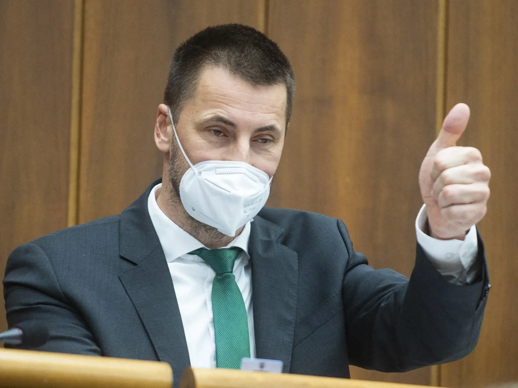 Na snímke predseda Výboru NR SR pre financie a rozpočet Marián Viskupič (SaS) gestikuluje počas rokovania 51. schôdze Národnej rady SR v Bratislave v piatok 3.decembra 2021. FOTO TASR - Jakub Kotian
