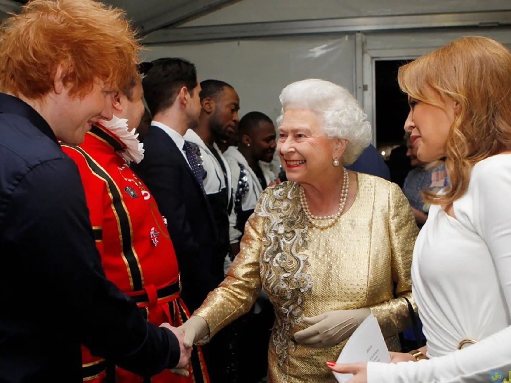 Spevák Ed Sheeran s britskou kráľovnou Alžbetou II.