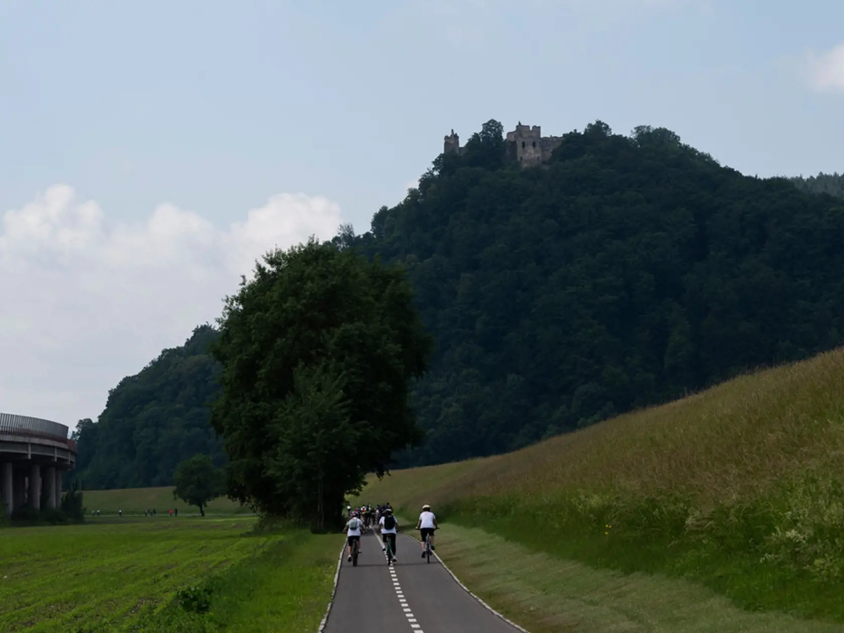 nová cyklotrasa v Trenčianskom kraji prechádza aj popod Považský hrad a diaľnicu D1