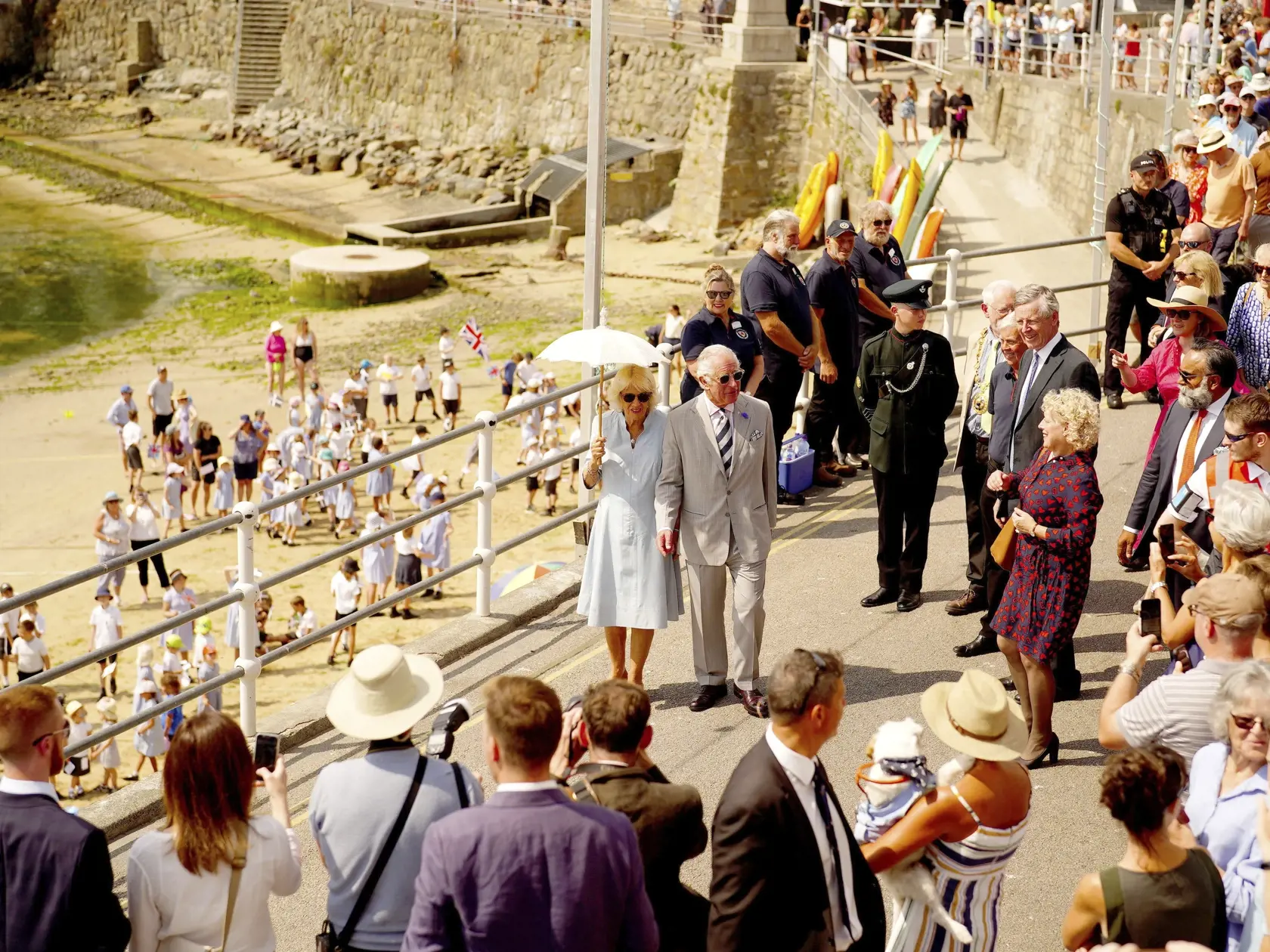 JB 5 Penzance - Britský princ Charles (uprostred vpravo) a Camilla, vojvodkyňa z Cornwallu počas návštevy rybárskej dediny Mousehole v anglickom meste Penzance 18. júla 2022. FOTO TASR/AP
Britain's Prince Charles, center right, and Camilla, Duchess of Cornwall, visit to the fishing village of Mousehole on the first day of their annual visit to the South West, in Penzance, Cornwall, England, Monday, July 18, 2022. (Ben Birchall/PA via AP)