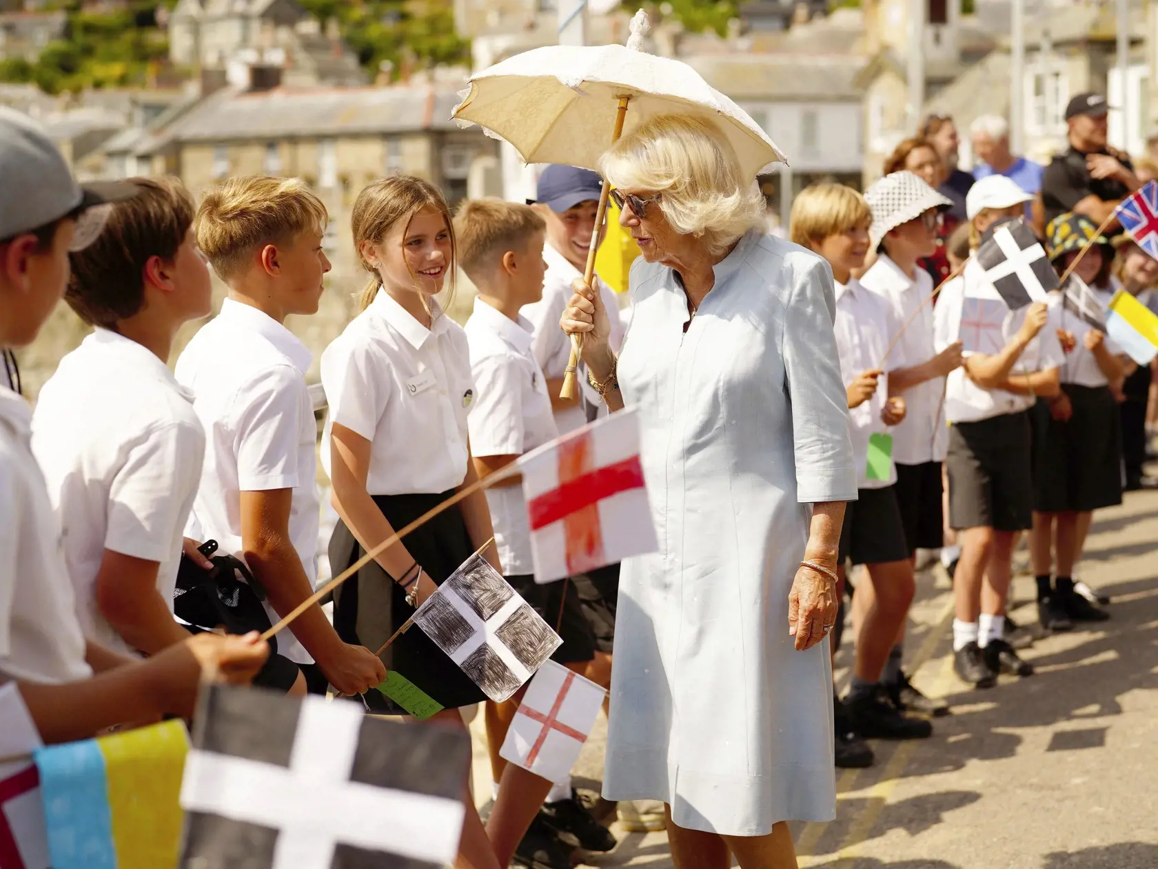 JB 3 Penzance - Camilla, vojvodkyňa z Cornwallu hovorí so školákmi počas jej návštevy rybárskej dediny Mousehole v anglickom meste Penzance 18. júla 2022. FOTO TASR/AP
Camilla, Duchess of Cornwall, speaks to schoolchildren during a visit to the fishing village of Mousehole on the first day of their annual visit to the South West, in Penzance, Cornwall, England, Monday, July 18, 2022. (Ben Birchall/PA via AP)