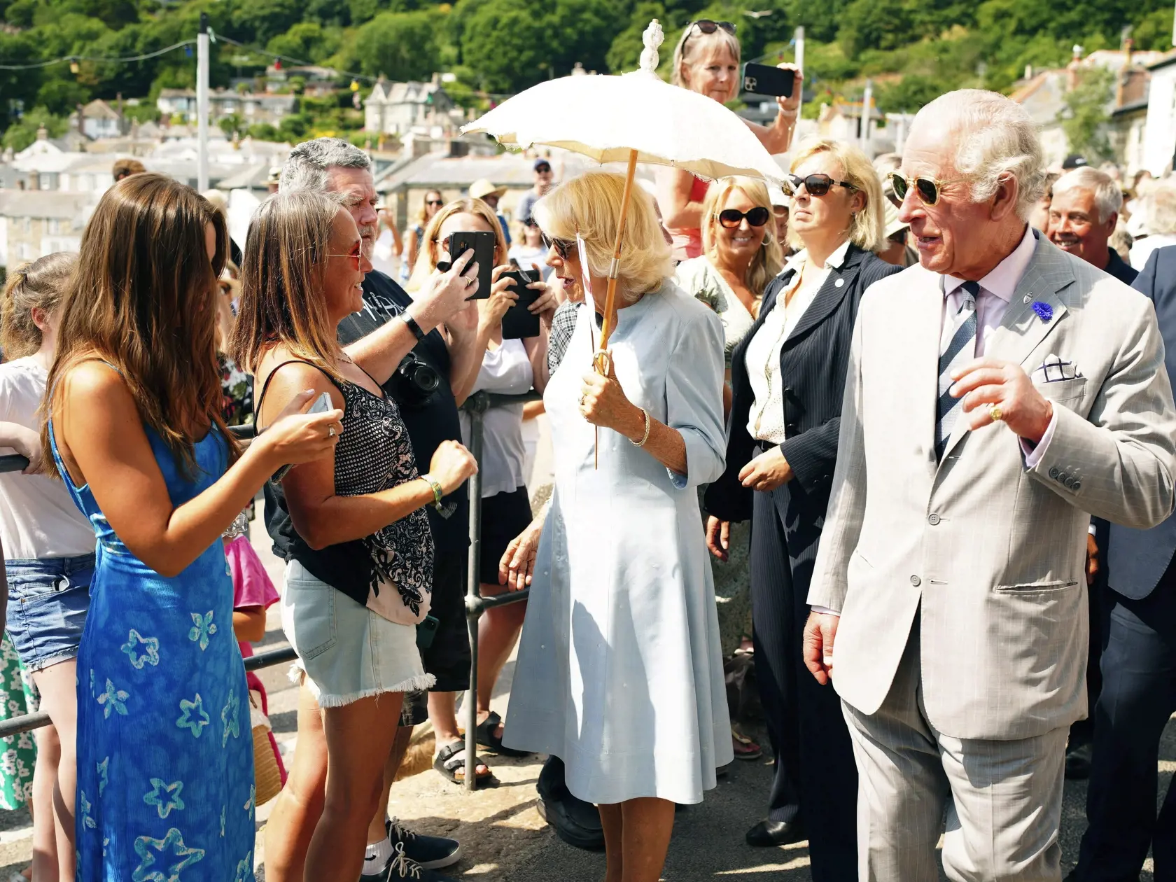 JB 1 Penzance - Britský princ Charles (vpravo) a  Camilla, vojvodkyňa z Cornwallu počas návštevy rybárskej dediny Mousehole v anglickom meste Penzance 18. júla 2022. FOTO TASR/AP

Britain's Prince Charles, right and Camilla, Duchess of Cornwall meet locals during a visit to the fishing village of Mousehole on the first day of their annual visit to the South West, in Penzance, Cornwall, England, Monday, July 18, 2022. (Ben Birchall/PA via AP)
