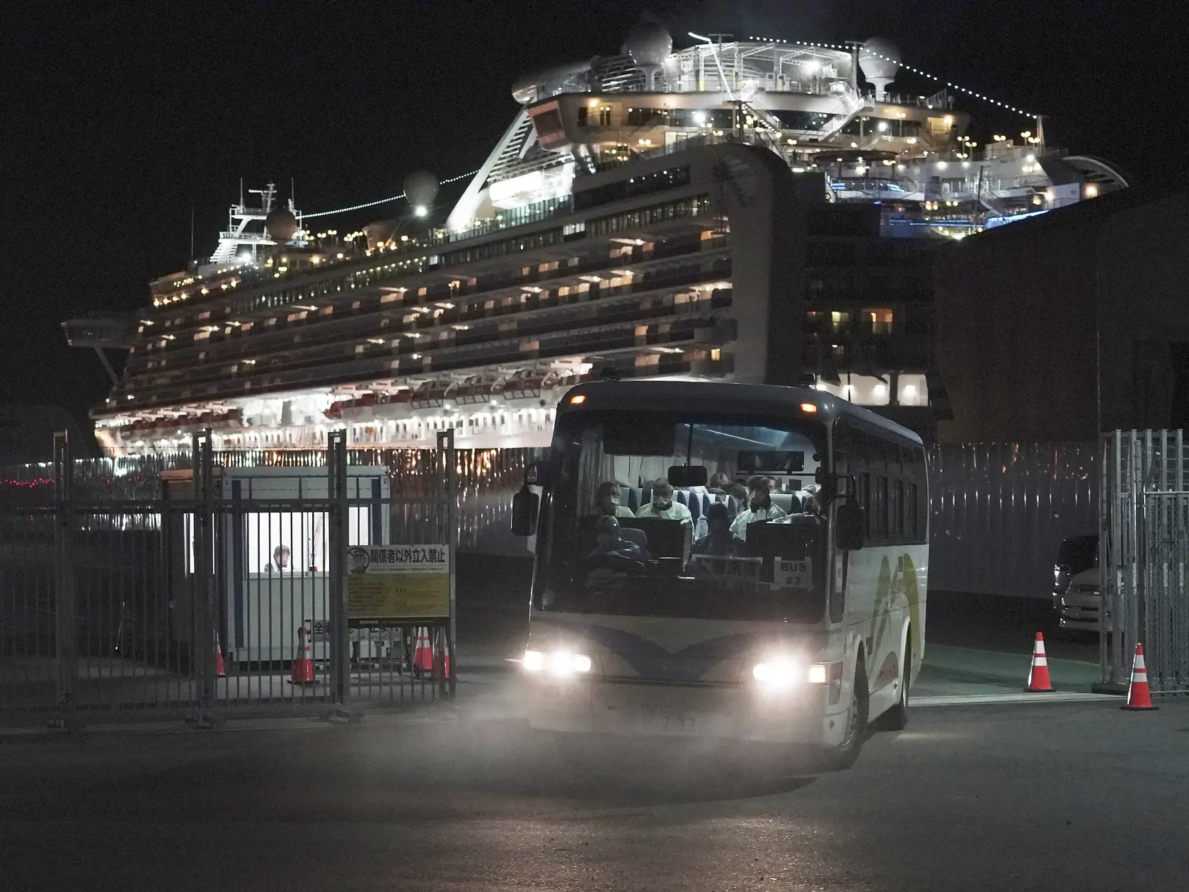 KK24 Jokohama - Na snímke autobus s austrálskymi cestujúcimi z výletnej lode Diamond Princess odchádza z prístavu v Jokohame 19. februára 2020. Približne 500 pasažierov, u ktorých testy nepotvrdili nákazu novým druhom koronavírusu, opustili výletnú loď Diamond Princess (Diamantová princezná), nachádzajúcej sa už od začiatku februára v karanténe v prístave japonského mesta Jokohama. FOTO TASR/AP
Buses carrying Australian passengers from the quarantined Diamond Princess cruise ship leave a port in