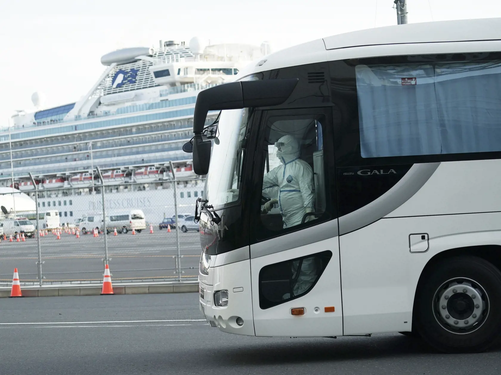 KK4 Jokohama - Na snímke autobus s cestujúcimi z výletnej lode Diamond Princess odchádza z prístavu v Jokohame 19. februára 2020. Plavidlo s približne 3700 ľuďmi na palube kotví za karanténnych podmienok v japonskom prístave Jokohama od 3. februára, keď mužovi, ktorý sa vylodil v Hongkongu, diagnostikovali nový koronavírus. Na lodi sa infikovalo viac než 540 osôb; ide o najväčšiu koncentráciu nákazy mimo pevninskej Číny, kde epidémia vypukla. FOTO TASR/AP
A buse carrying the passengers from the 