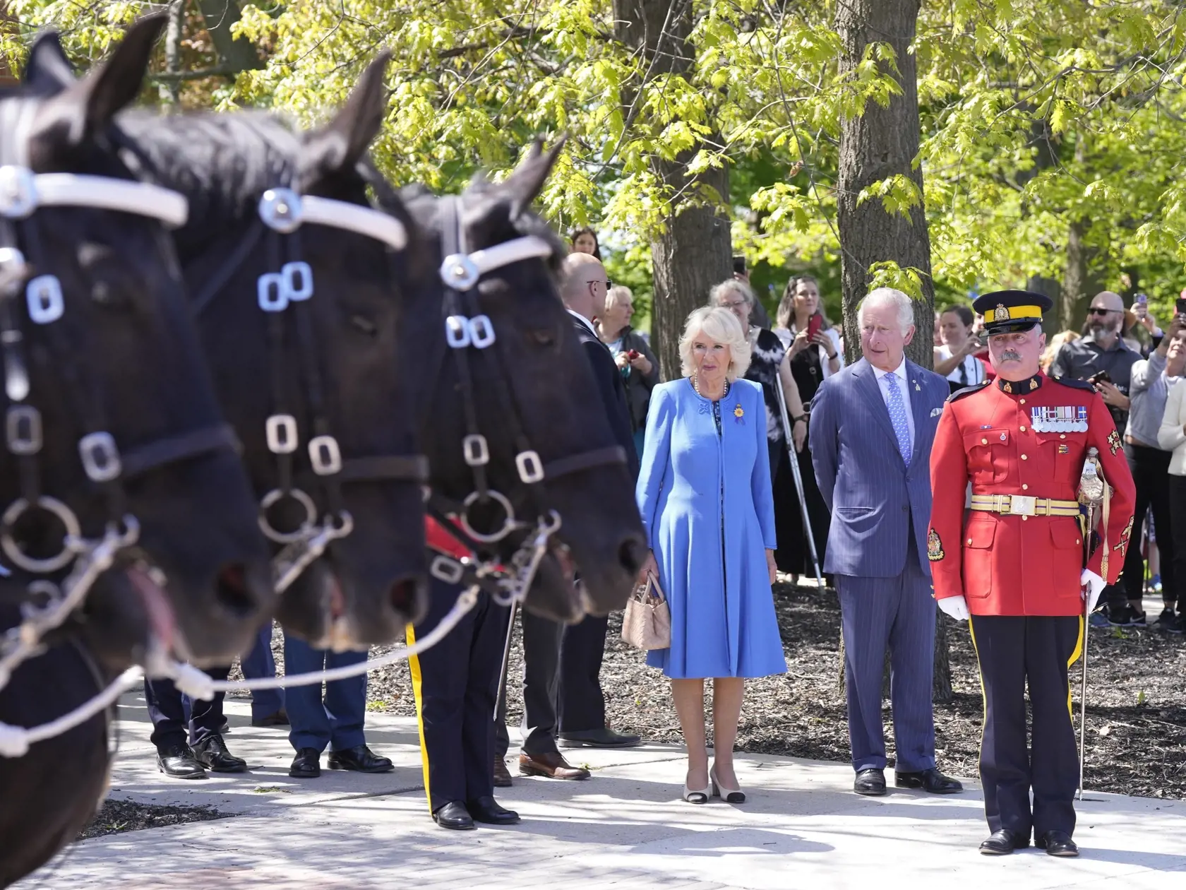 EBE 37 Ottawa - Britský princ Charles a jeho manželka Camilla, vojvodkyňa z Cornwallu počas návštevy Kráľovskej kanadskej jazdnej polície (RCMP) v Ottawe v rámci  trojdňového kanadského turné 18. mája 2022. FOTO TASR/AP

Prince Charles and Camilla, Duchess of Cornwall, inspect members of the RCMP Musical Ride, in Ottawa on their Canadian Royal Tour, Wednesday, May 18, 2022. (Paul Chiasson/The Canadian Press via AP)