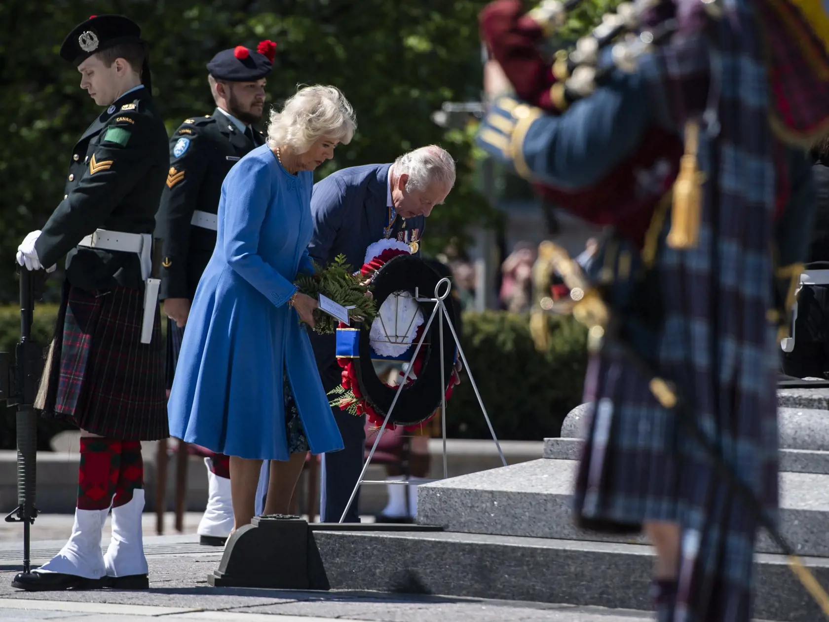 EBE 33 Ottawa - Britský princ Charles a jeho manželka Camilla, vojvodkyňa z Cornwallu počas ceremoniálu kladenia vencov v Národnom vojnovom pamätníku v Ottawe v rámci  trojdňového kanadského turné 18. mája 2022. FOTO TASR/AP

Prince Charles and Camilla, Duchess of Cornwall participate in a wreath laying ceremony at the National War Memorial in Ottawa, during their Canadian Royal tour, on Wednesday, May 18, 2022.  (Justin Tang /The Canadian Press via AP)