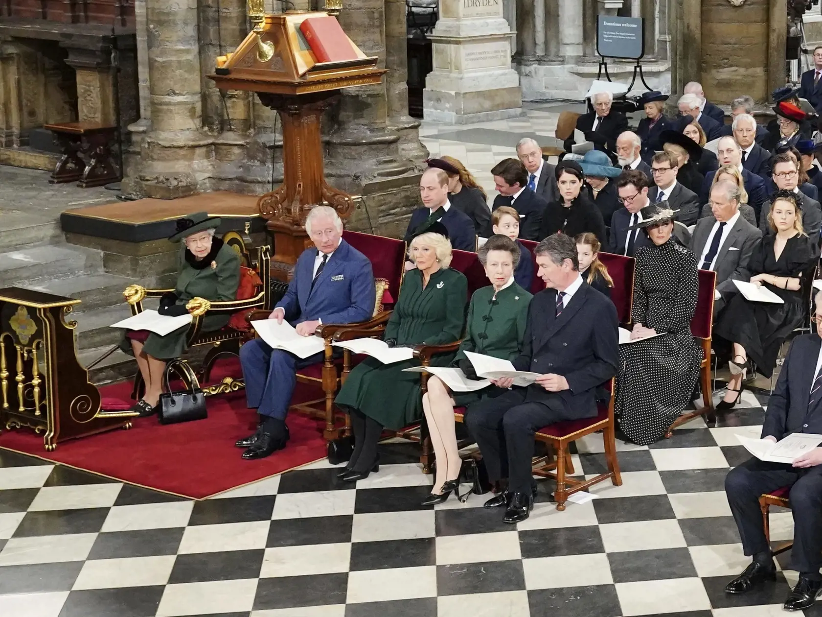 EBE 41 Londýn - Na snímke v popredí zľava britská kráľovná Alžbeta II., princ Charles, jeho manželka Camilla, princezná Anna, jej manžel Tim Laurence a princ Andrew počas ďakovnej bohoslužby za zosnulého manžela kráľovnej Alžbety II. princa Philipa, vojvodu z Edinburghu vo Westminsterskom opátstve v Londýne 29. marca 2022. FOTO TASR/AP


Front row from left, Britain's Queen Elizabeth II, Britain's Prince Charles, Camilla, Duchess of Cornwall, Britain's Princess Anne, Tim Laurence, and Britain's 