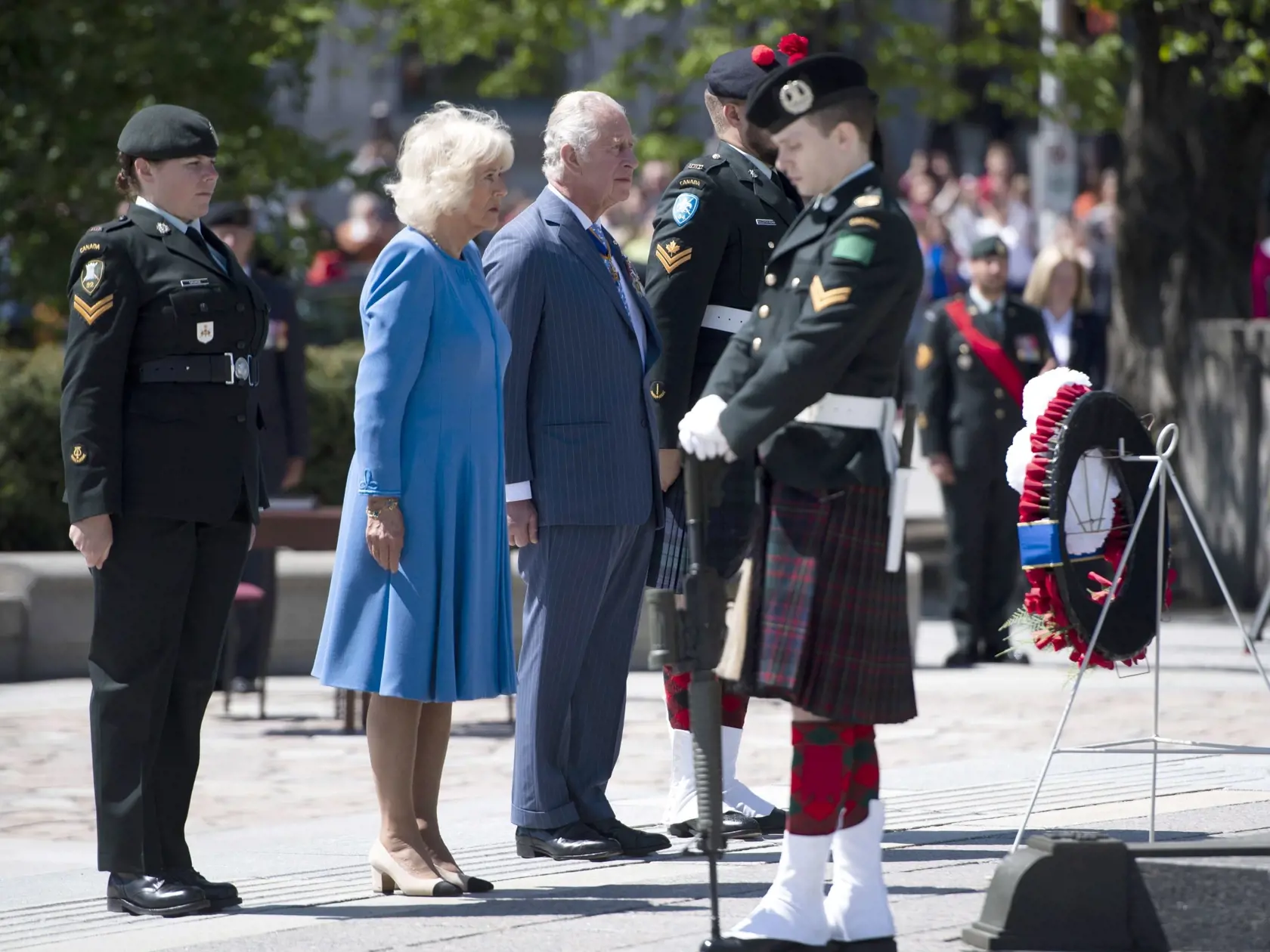 EBE 34 Ottawa - Britský princ Charles a jeho manželka Camilla, vojvodkyňa z Cornwallu počas ceremoniálu kladenia vencov v Národnom vojnovom pamätníku v Ottawe v rámci  trojdňového kanadského turné 18. mája 2022. FOTO TASR/AP

Prince Charles and Camilla, Duchess of Cornwall participate in a wreath laying ceremony at the National War Memorial in Ottawa, while on their Canadian Royal tour, Wednesday May 18, 2022.  (Justin Tang /The Canadian Press via AP)
