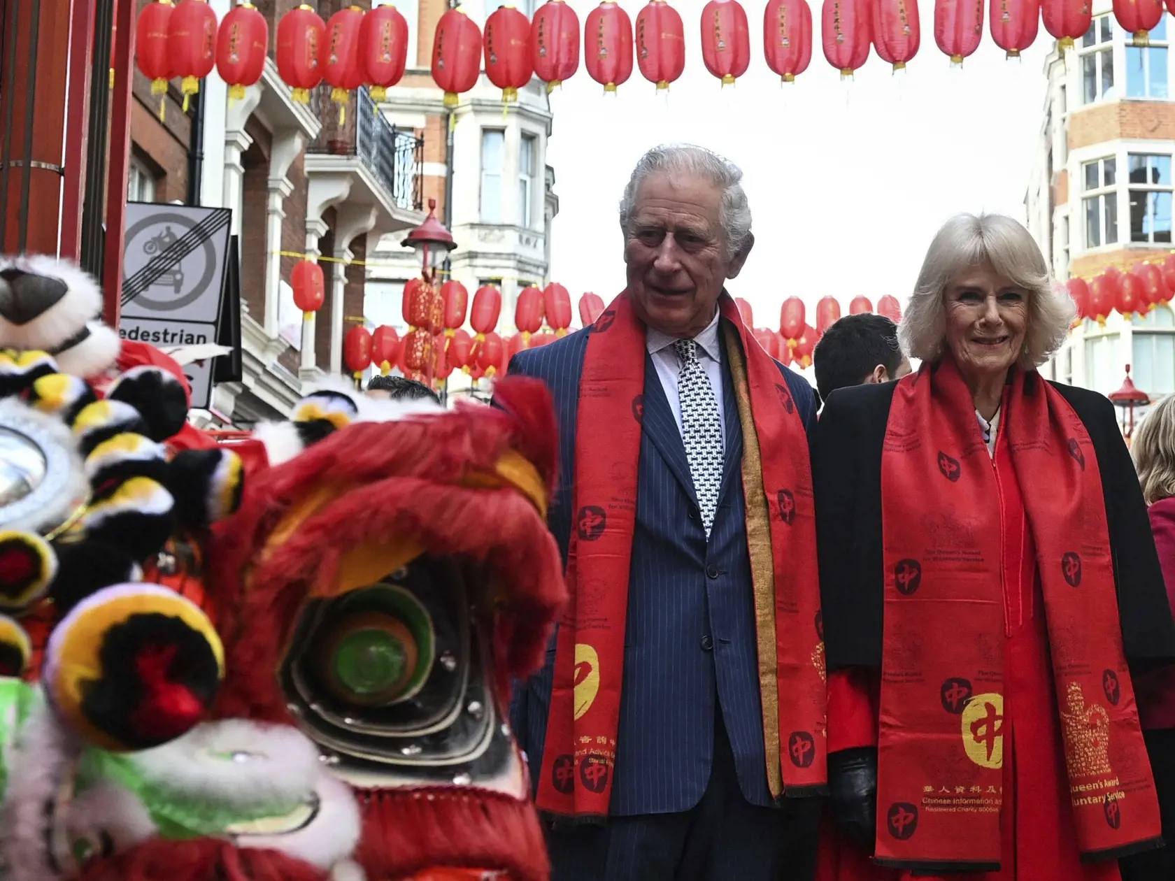 JB 24 Londýn - Britský princ Charles (uprostred) a jeho manželka Camilla (vpravo), vojvodkyňa z Cornwallu kráčajú počas ich návštevy čínskej štvrte Chinatown pri príležitosti osláv Lunárneho Nového roka v Londýne 1. februára 2022. FOTO TASR/AP

Britain's Prince Charles, centre and Camilla, the Duchess of Cornwall walk, during their visit to Chinatown, to celebrate the Lunar New Year, in London, Tuesday, Feb. 1, 2022. (Justin Tallis/Pool Photo via AP)