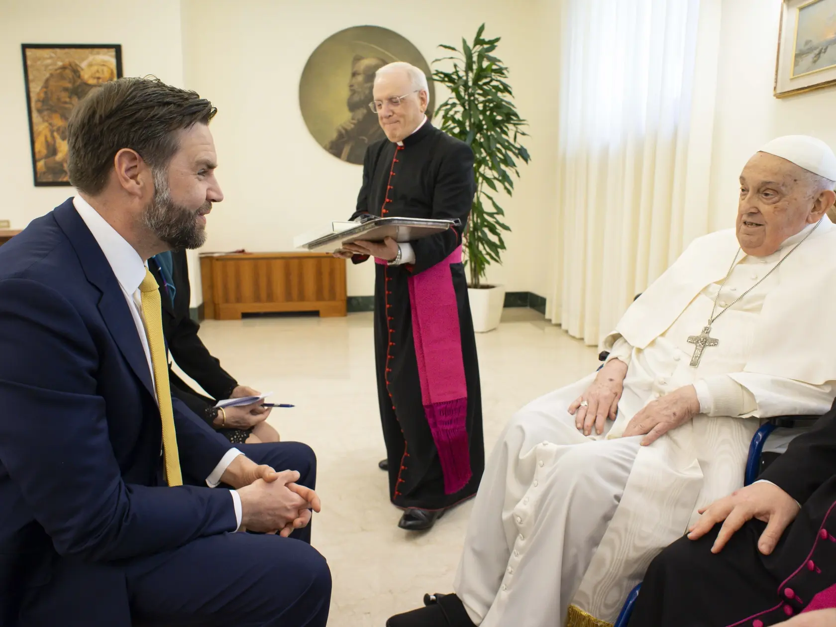 Toto je posledná fotografia pápeža Františka, zachytená len deň pred jeho smrťou. Pápež František a americký viceprezident J. D. Vance počas stretnutia pred udelením tradičného požehnania Urbi et orbi (Mestu a svetu) na konci veľkonocčnej omše, ktorú celebroval kardinál Angelo Comastri vo Vatikáne v nedeľu 20. apríla 2025. Uprostred vedúci vatikánskeho protokolu monsignor Leonardo Sapienza. FOTO TASR/AP
Pope Francis receives U.S. Vice President JD Vance, left, before bestowing the Urbi et Orbi (Latin for to the city and to the world) blessing at the end of the Easter mass presided over by Cardinal Angelo Comastri in St. Peter's Square at the Vatican Sunday, April 20, 2025. At center the head of the papal houshold Bishop Leonardo Sapienza. (Vatican Media via AP, HO)
