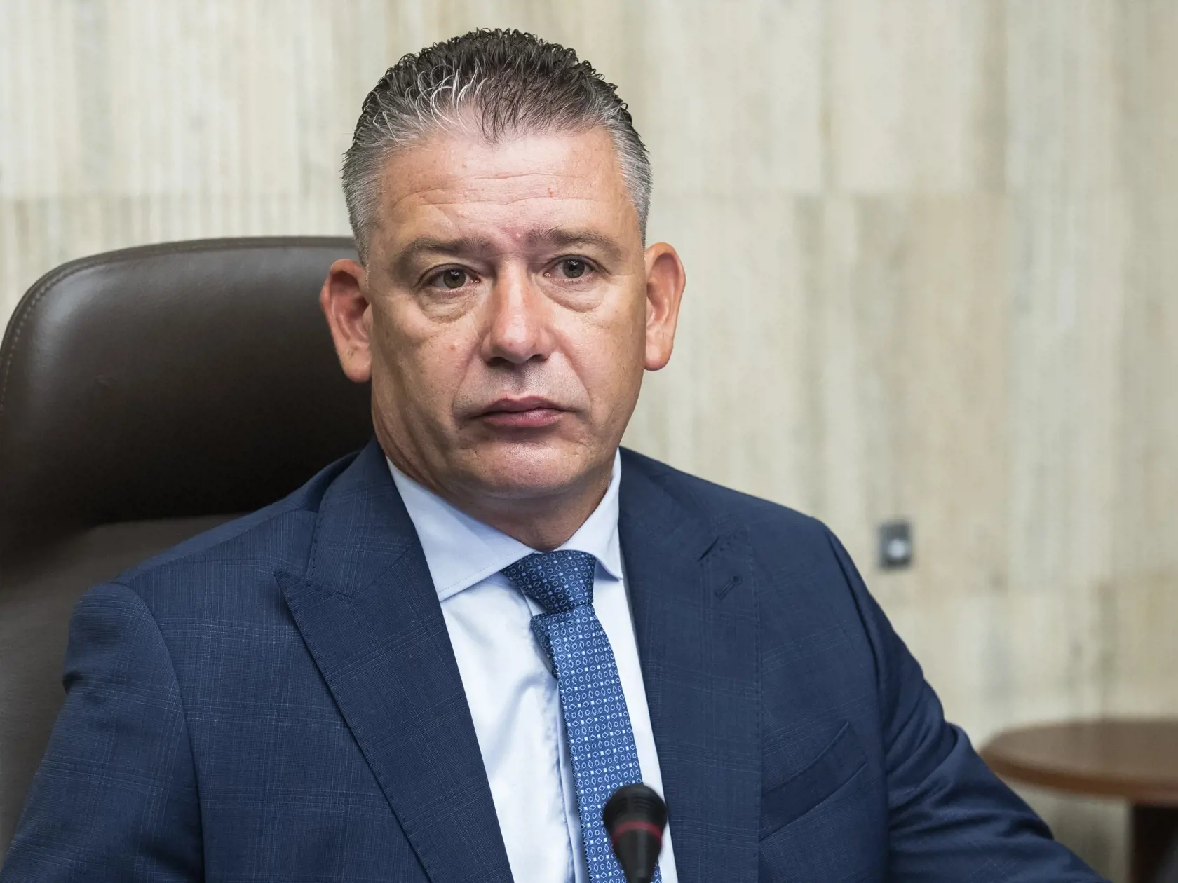 Minister vnútra Roman Mikulec na pohreb neprišiel.