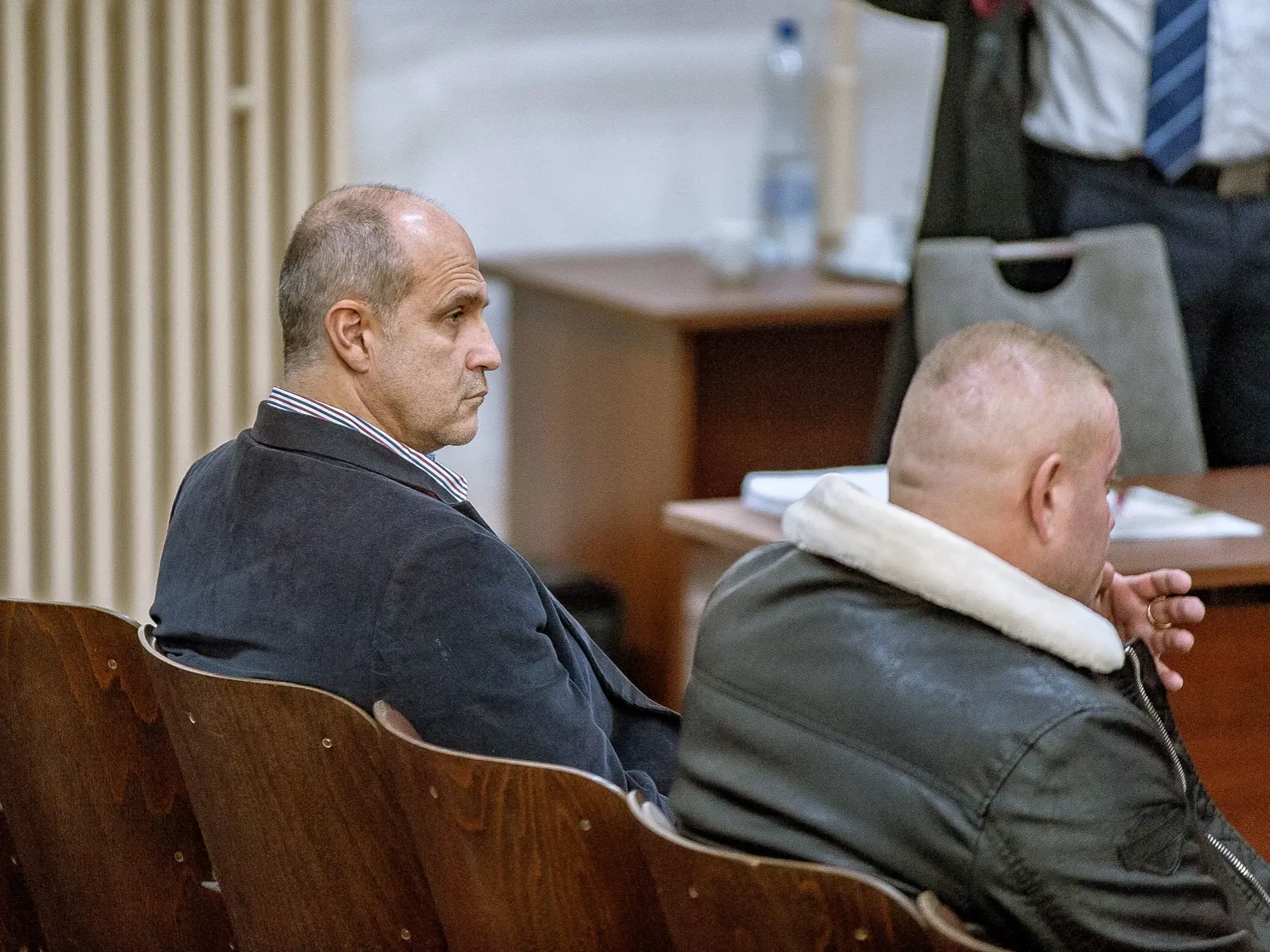Policajný prezident Milan Lučanský (vľavo) ako svedok pred začiatkom pojednávania Špecializovaného trestného súdu v Banskej Bystrici v kauze zločineckého gangu sátorovci, obžalovaného z viacerých vrážd. Banská Bystrica, 10. januára 2019. FOTO TASR - Dušan Hein